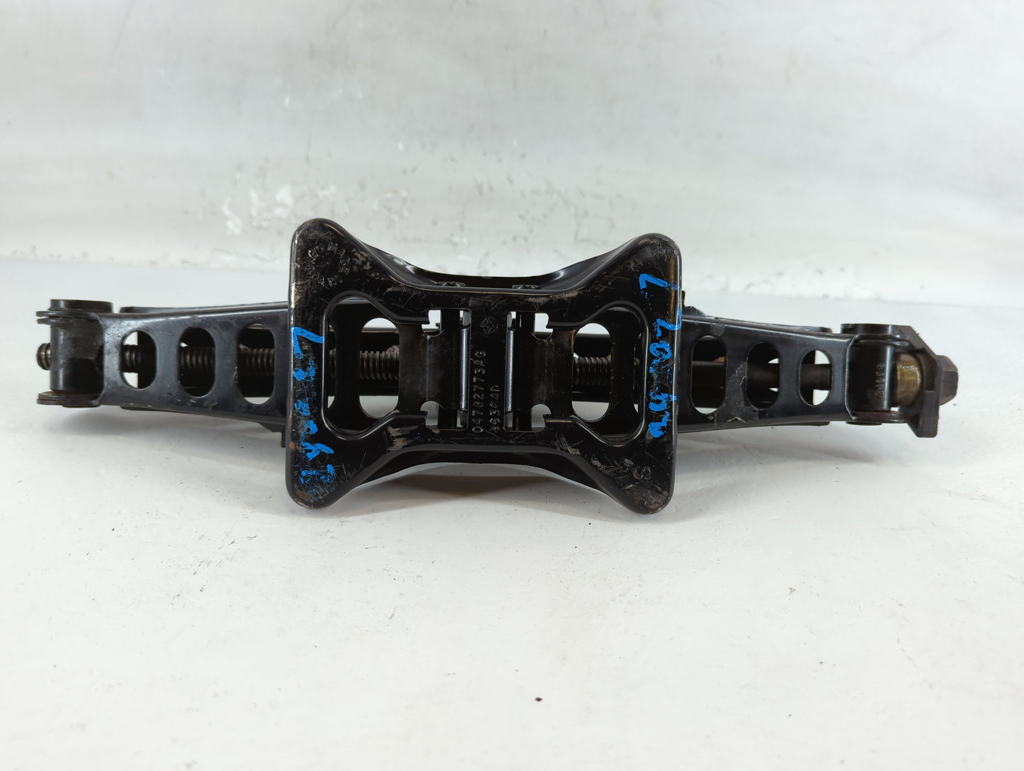 2009 Chrysler 300 Spare Scissor Car Jack - Oemusedautoparts1.com