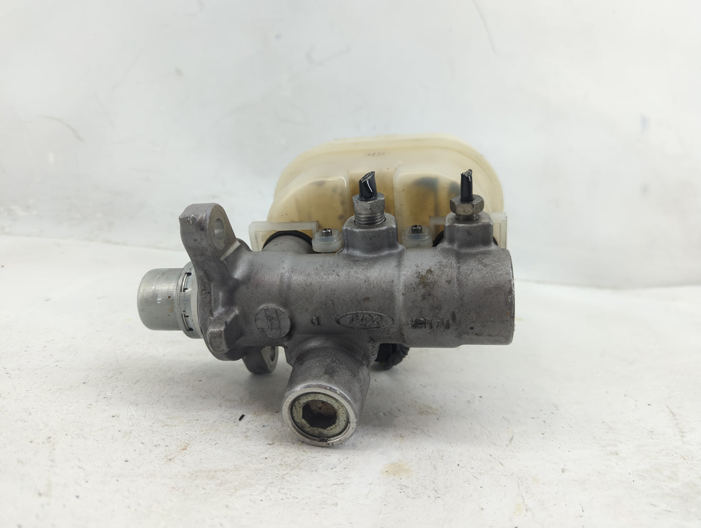 2009-2009 Ford F-150 Brake Master Cylinder 1376953 - Oemusedautoparts1.com