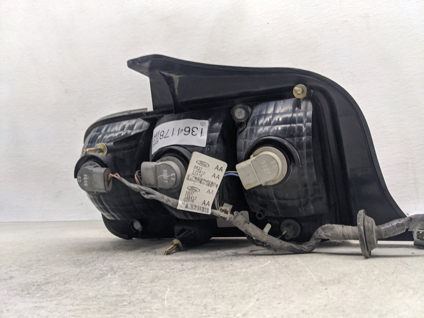 2005-2009 Ford Mustang Tail Light Assembly Passenger Right OEM P/N:5R3T-13A412-G2818 Fits Fits 2005 2006 2007 2008 2009 OEM