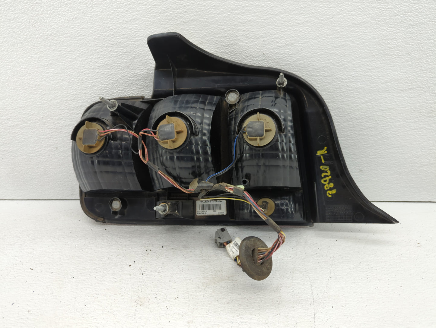 2005-2009 Ford Mustang Tail Light Assembly Passenger Right OEM P/N:4R3T-13A412-G28 8R33-13B504-AB Fits OEM Used Auto Parts -