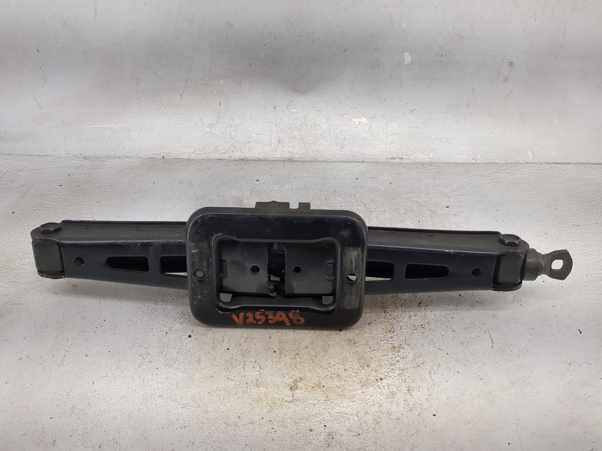 2009 Hyundai Santa Fe Spare Scissor Car Jack 1512522 - Oemusedautoparts1.com
