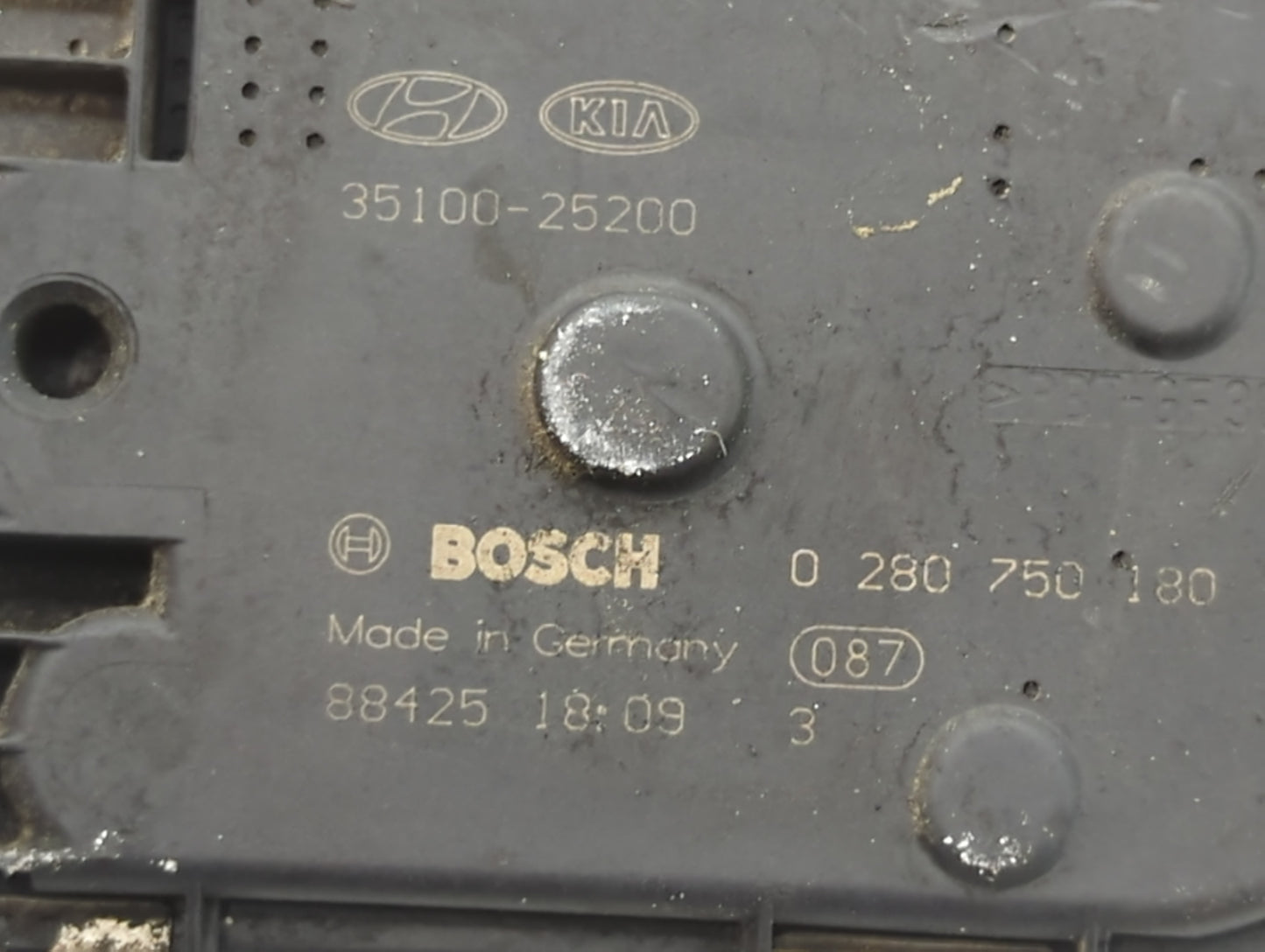 2006-2010 Hyundai Sonata Throttle Body P/N:35100-25200 Fits Fits 2006 2007 2008 2009 2010 2011 2012 2013 OEM Used Auto Parts