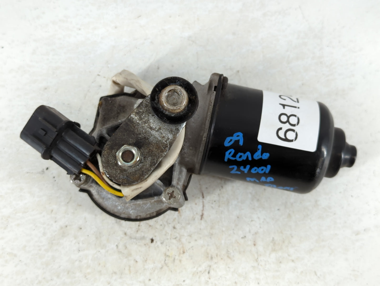 2007-2012 Kia Rondo Front Windshield Wiper Motor P/N:98110-1D000 Fits Fits 2007 2008 2009 2010 2011 2012 OEM Used Auto Parts