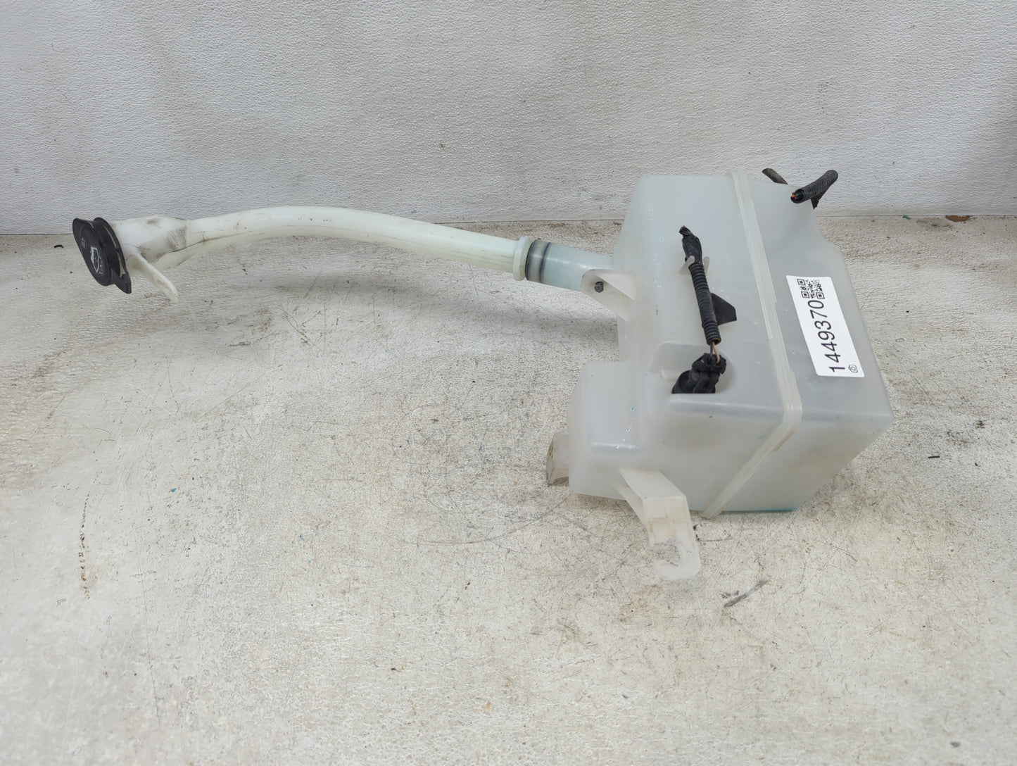 2008-2010 Saturn Vue Windshield Washer Fluid Reservoir Bottle Oem - Oemusedautoparts1.com
