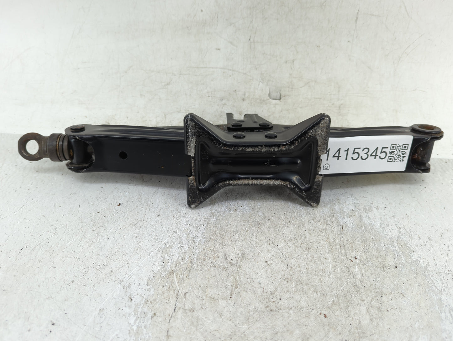 2009 Toyota Prius Spare Scissor Car Jack 1415345 - Oemusedautoparts1.com