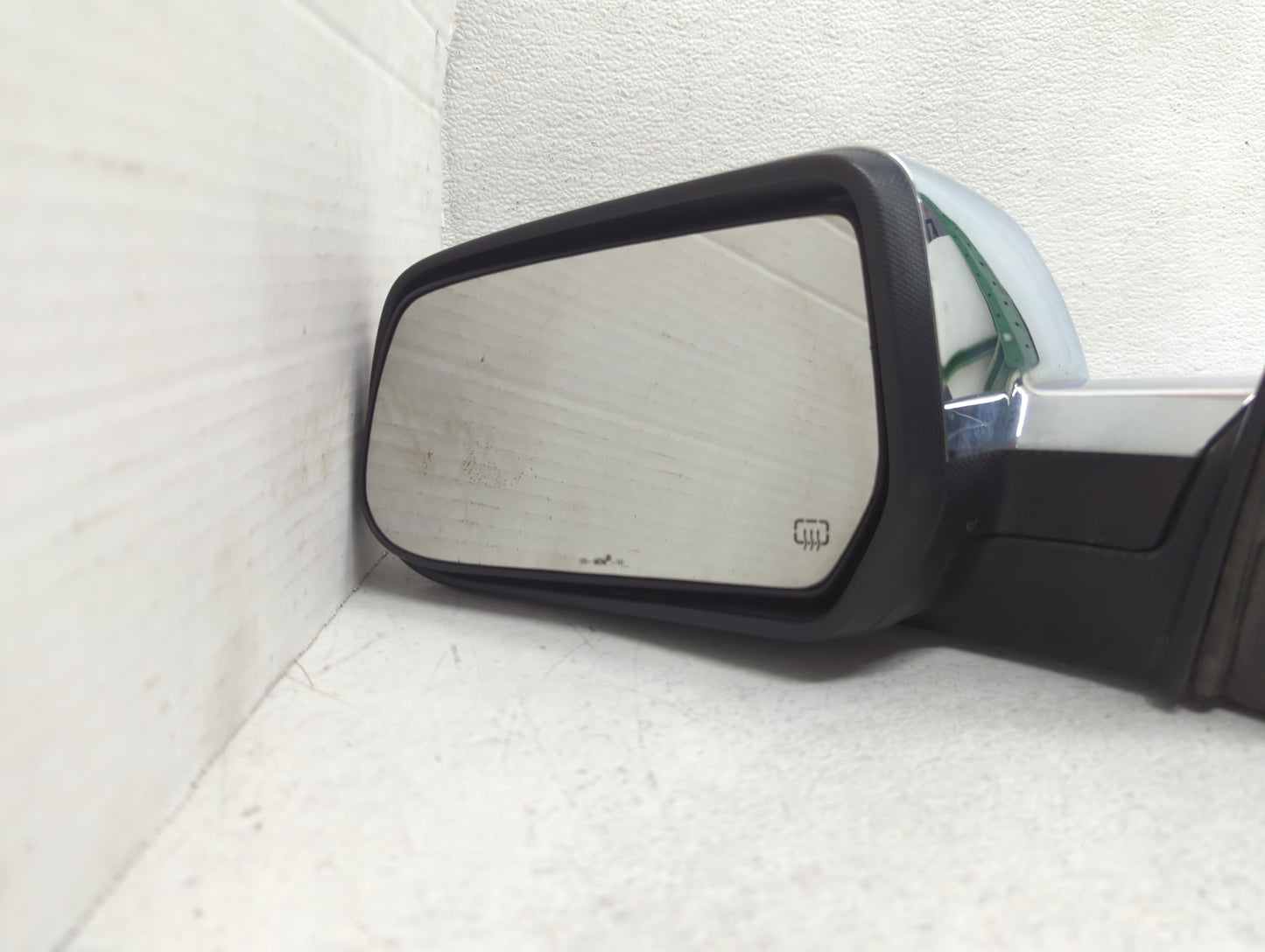 2010-2011 Chevrolet Equinox Driver Side View Mirror - Left Door Mirror OEM Used - Oemusedautoparts1.com