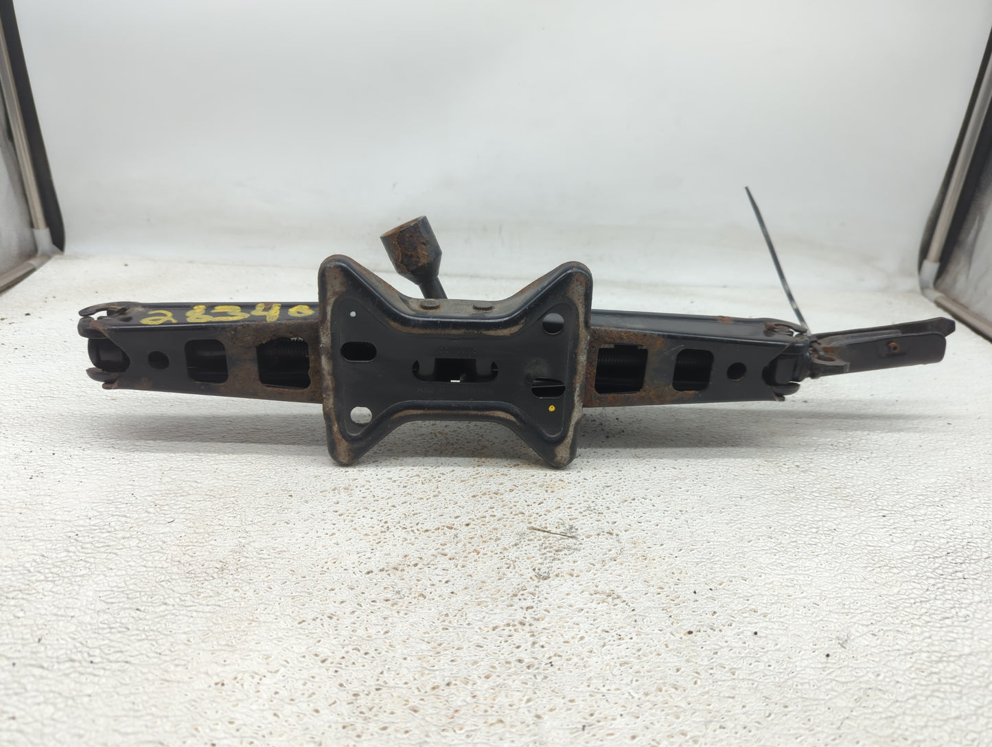 2010 Chevrolet Equinox Spare Scissor Car Jack - Oemusedautoparts1.com