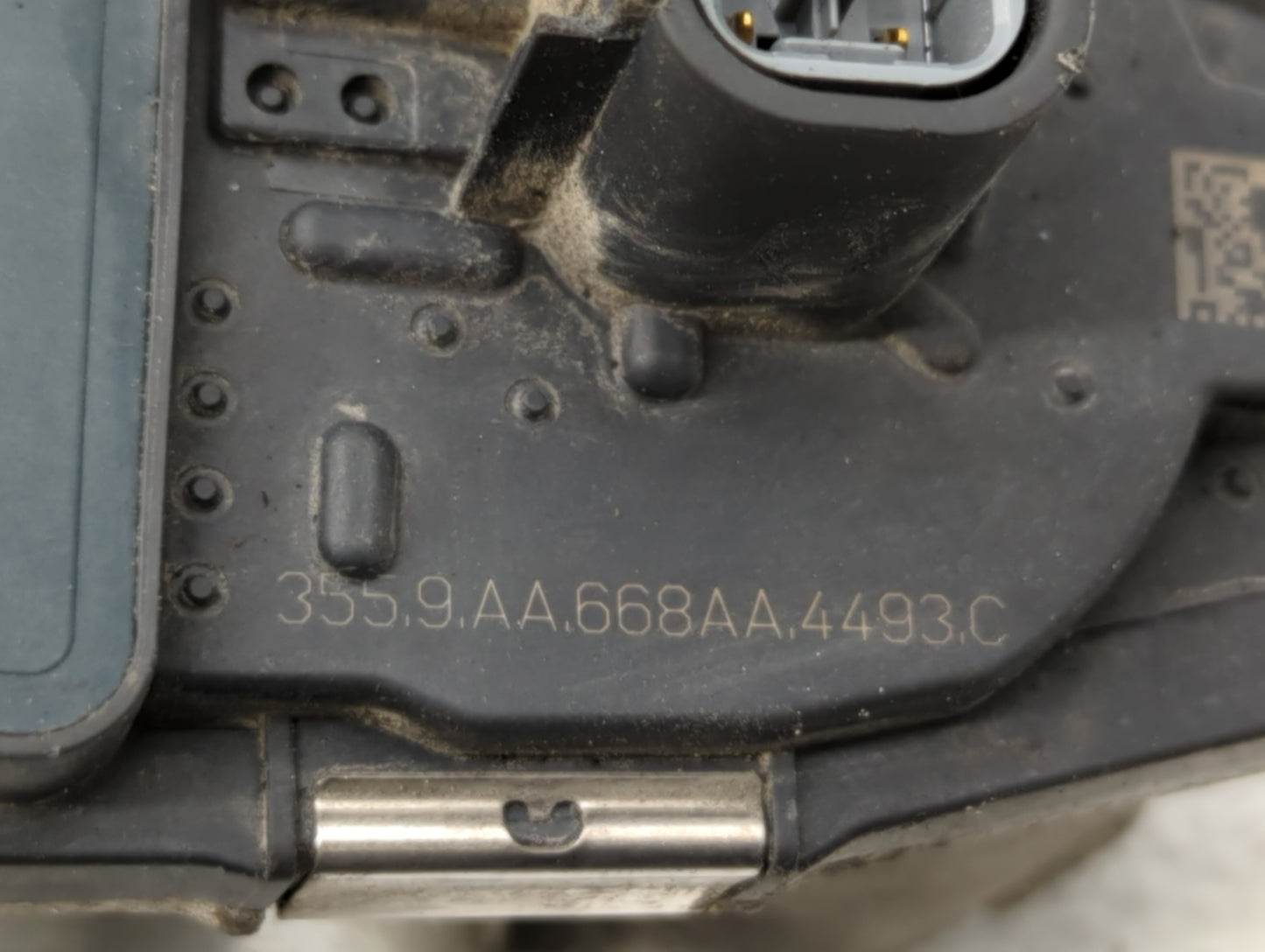 2010-2011 Chevrolet Equinox Throttle Body P/N:9B4G-9F991-A 668AA, 186AA Fits Fits 2007 2008 2009 2010 2011 2012 OEM Used Aut
