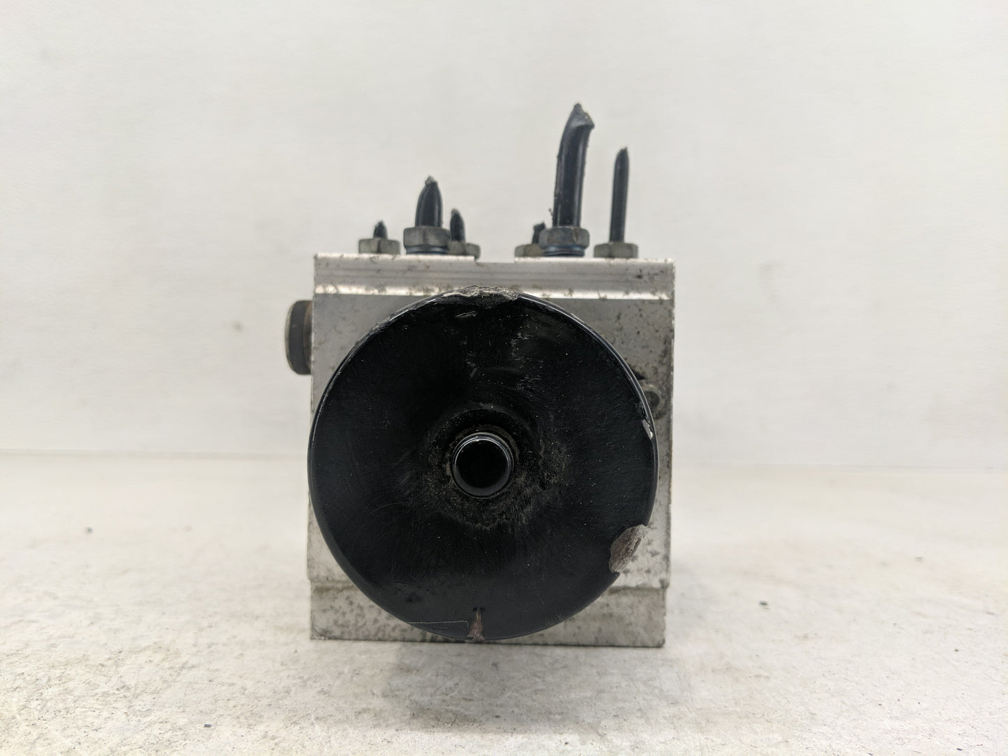 2010 Chevrolet Malibu ABS Pump Control Module Replacement P/N:20812604 Fits OEM Used Auto Parts - Oemusedautoparts1.com