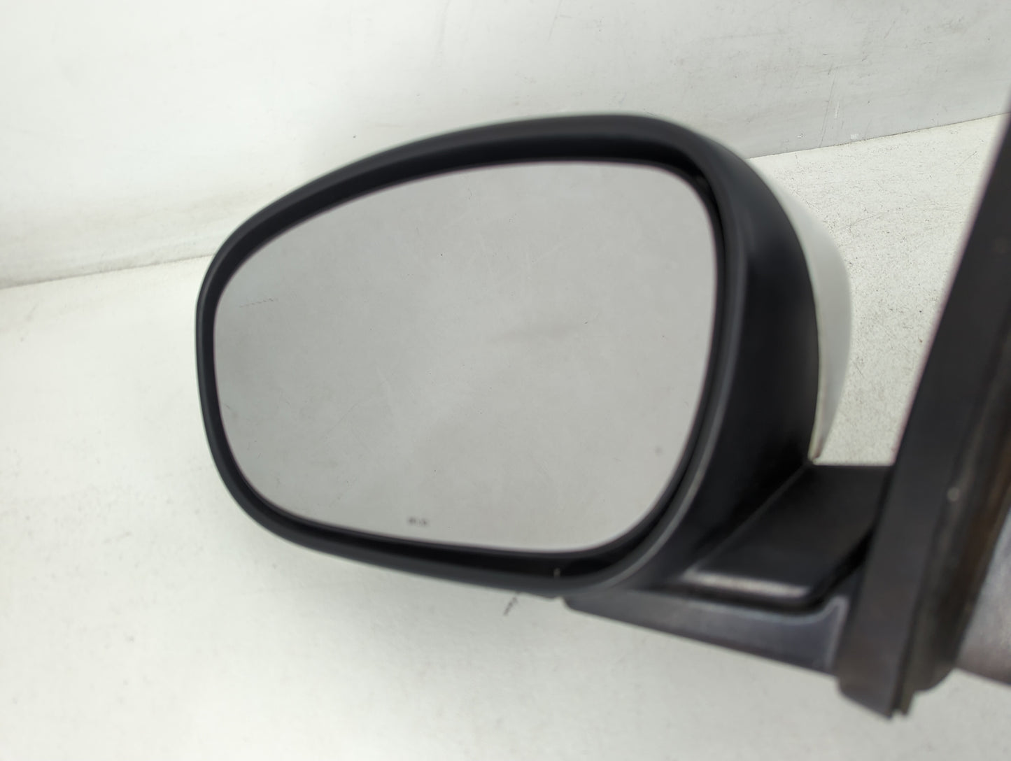 2006-2010 Chrysler 300 Driver Side View Mirror - Left Door Mirror OEM Used - Oemusedautoparts1.com