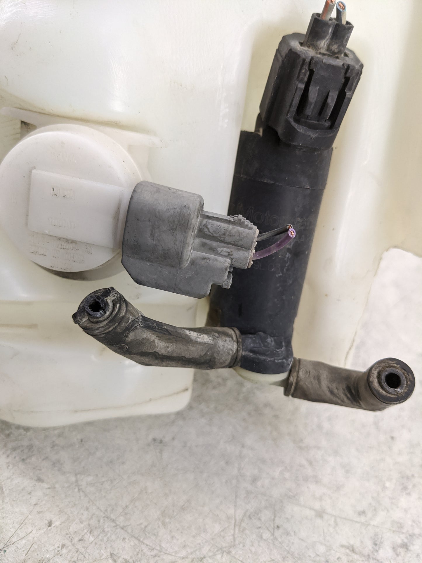2007-2014 Ford Expedition Windshield Washer Fluid Reservoir Bottle Oem 1477027 - Oemusedautoparts1.com