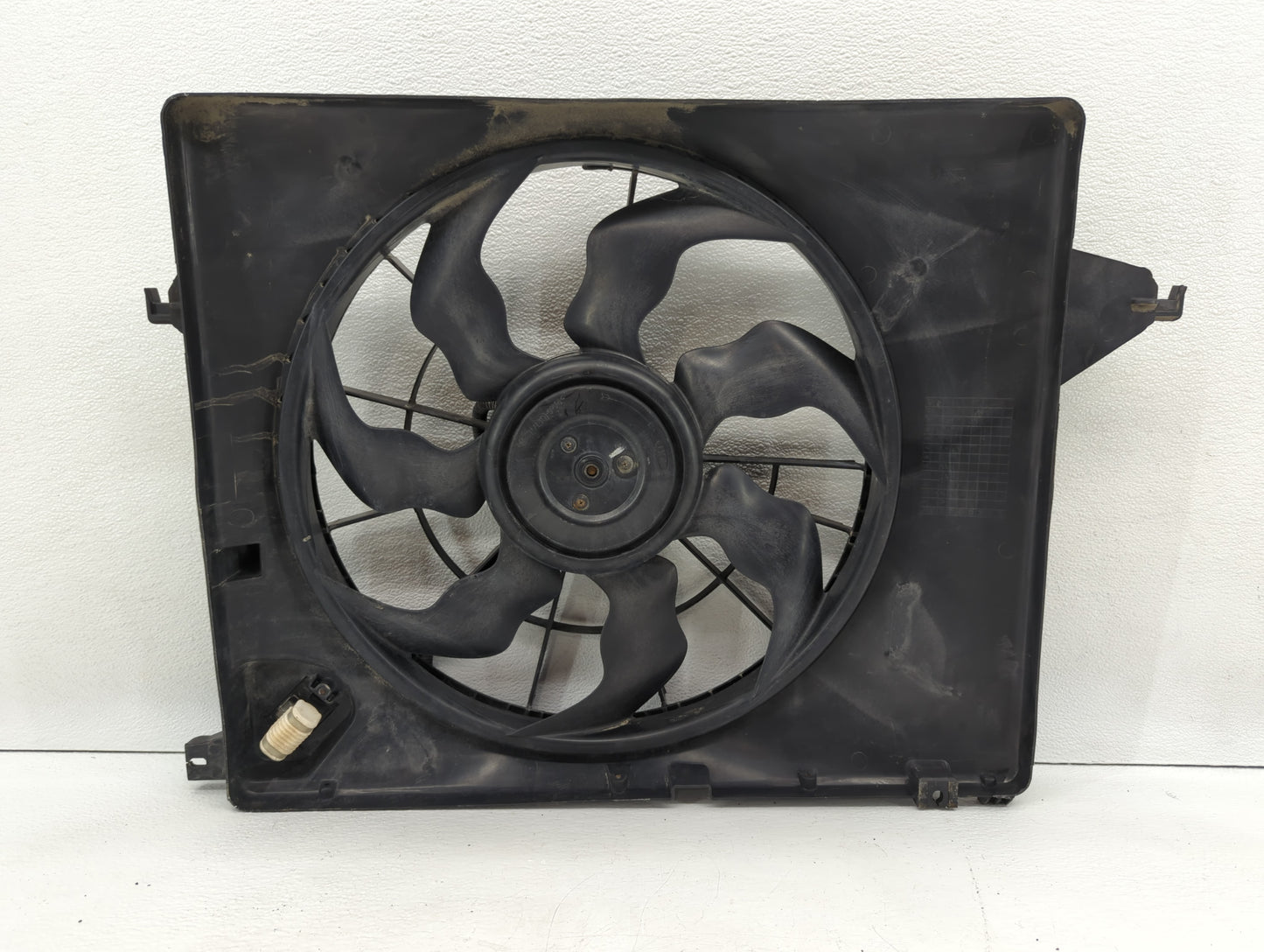2010-2012 Hyundai Santa Fe Left Radiator Fan Motor Assembly Black 612477 - Oemusedautoparts1.com