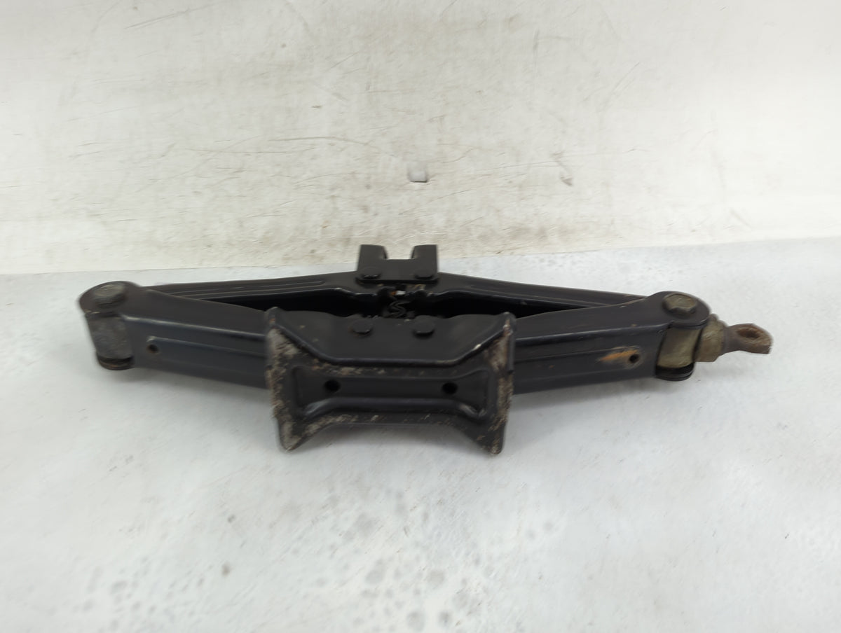 2010 Hyundai Sonata Spare Scissor Car Jack 1415720 - Oemusedautoparts1.com