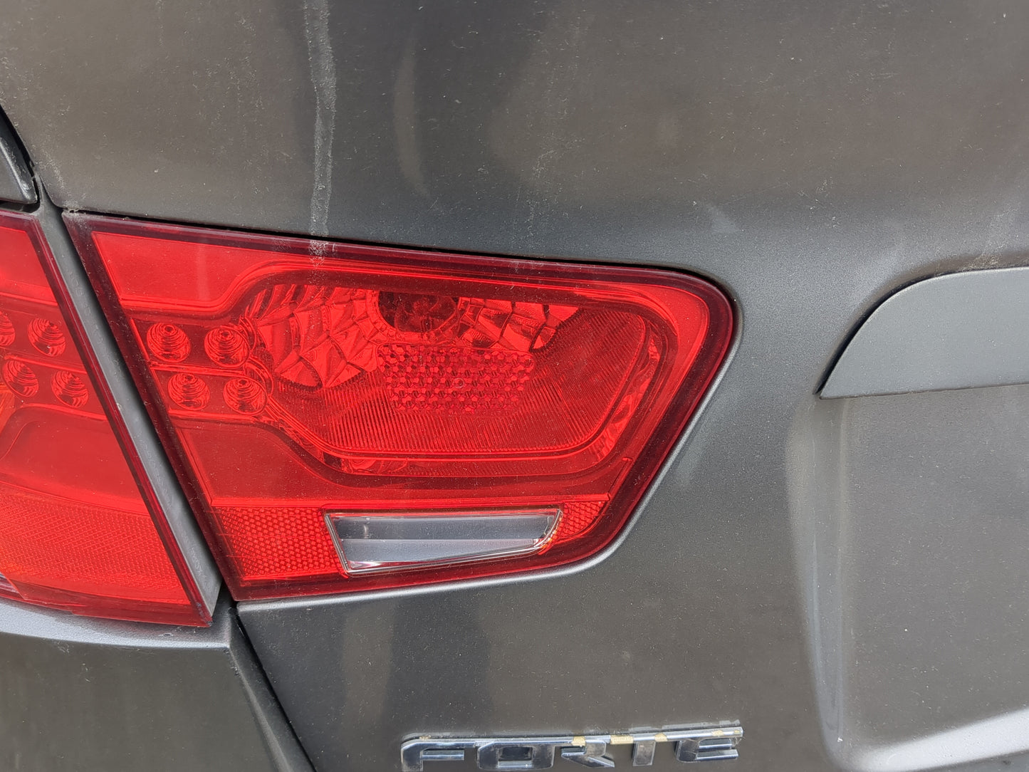 2010 Kia Forte Driver Left Side Tail Light Taillight Deck Lid Mounted - Oemusedautoparts1.com