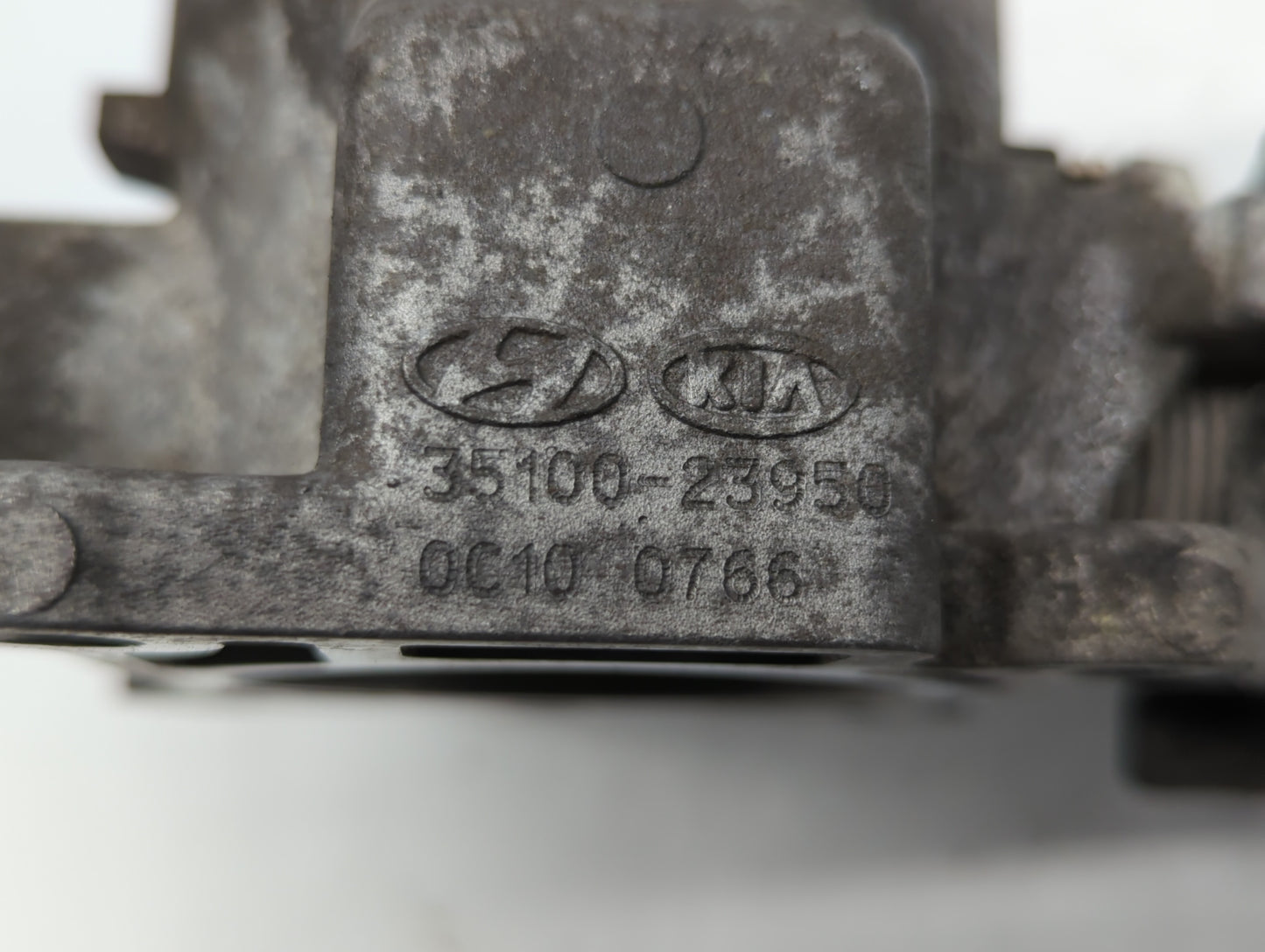 2010-2011 Kia Soul Throttle Body P/N:55100-23950 35100-23950 Fits Fits 2007 2008 2009 2010 2011 2012 OEM Used Auto Parts - O