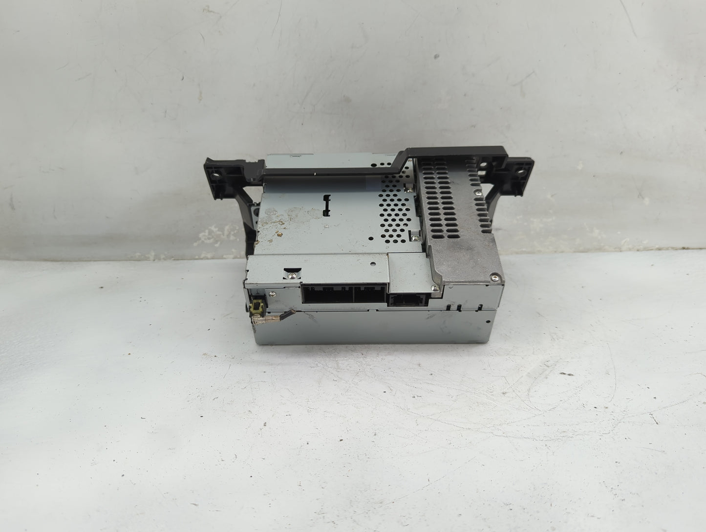 2010-2011 Land Rover Lr4 Radio AM FM Cd Player Receiver Replacement Fits Fits 2010 2011 OEM Used Auto Parts - Oemusedautopar