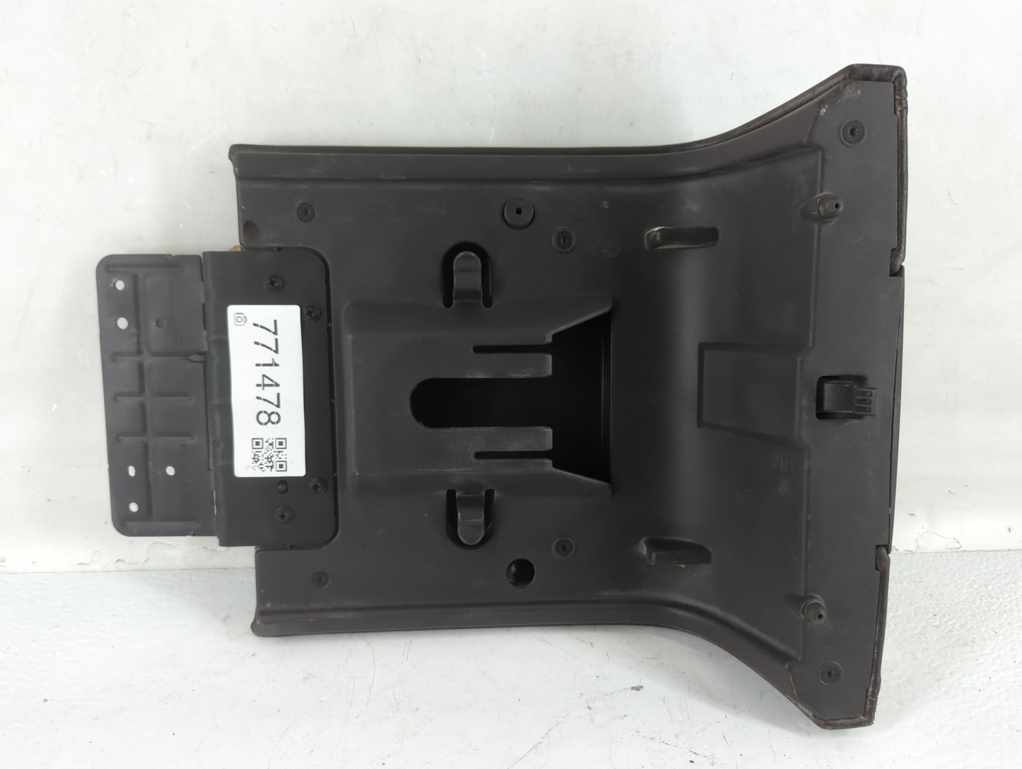2010 Lincoln Navigator Center Console Armrest Cover Lid Fits OEM Used Auto Parts - Oemusedautoparts1.com
