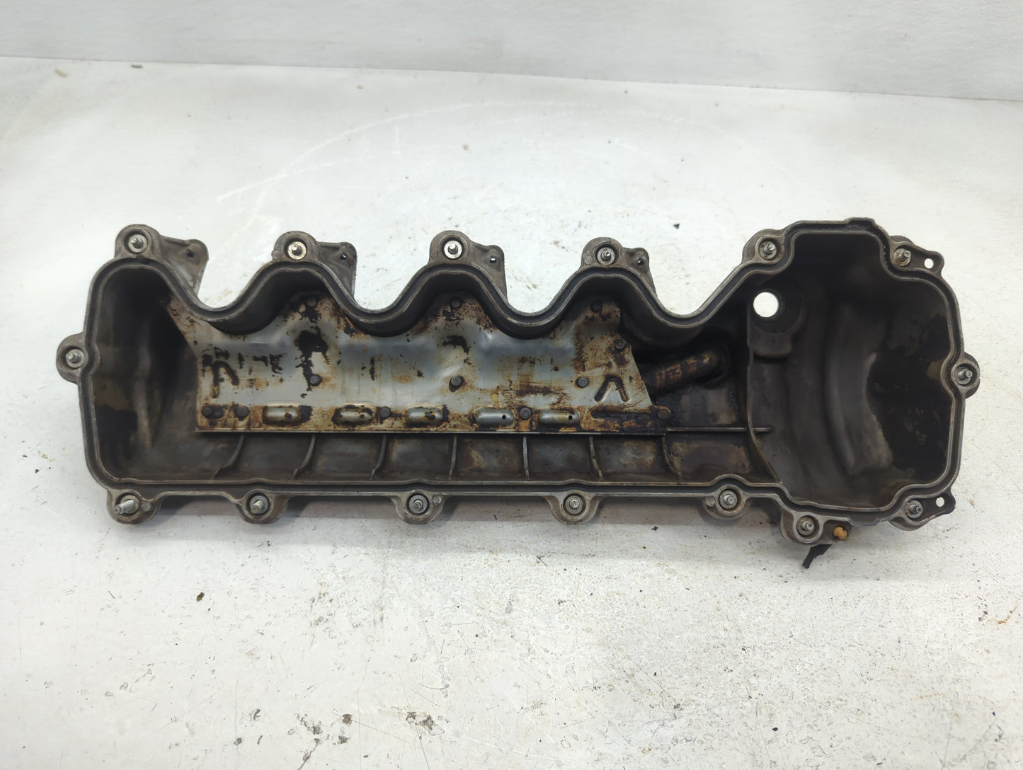 2010 Lincoln Navigator Driver Left Cylinder Head Valve Cover P/N:5G 696 BA Fits OEM Used Auto Parts - Oemusedautoparts1.com