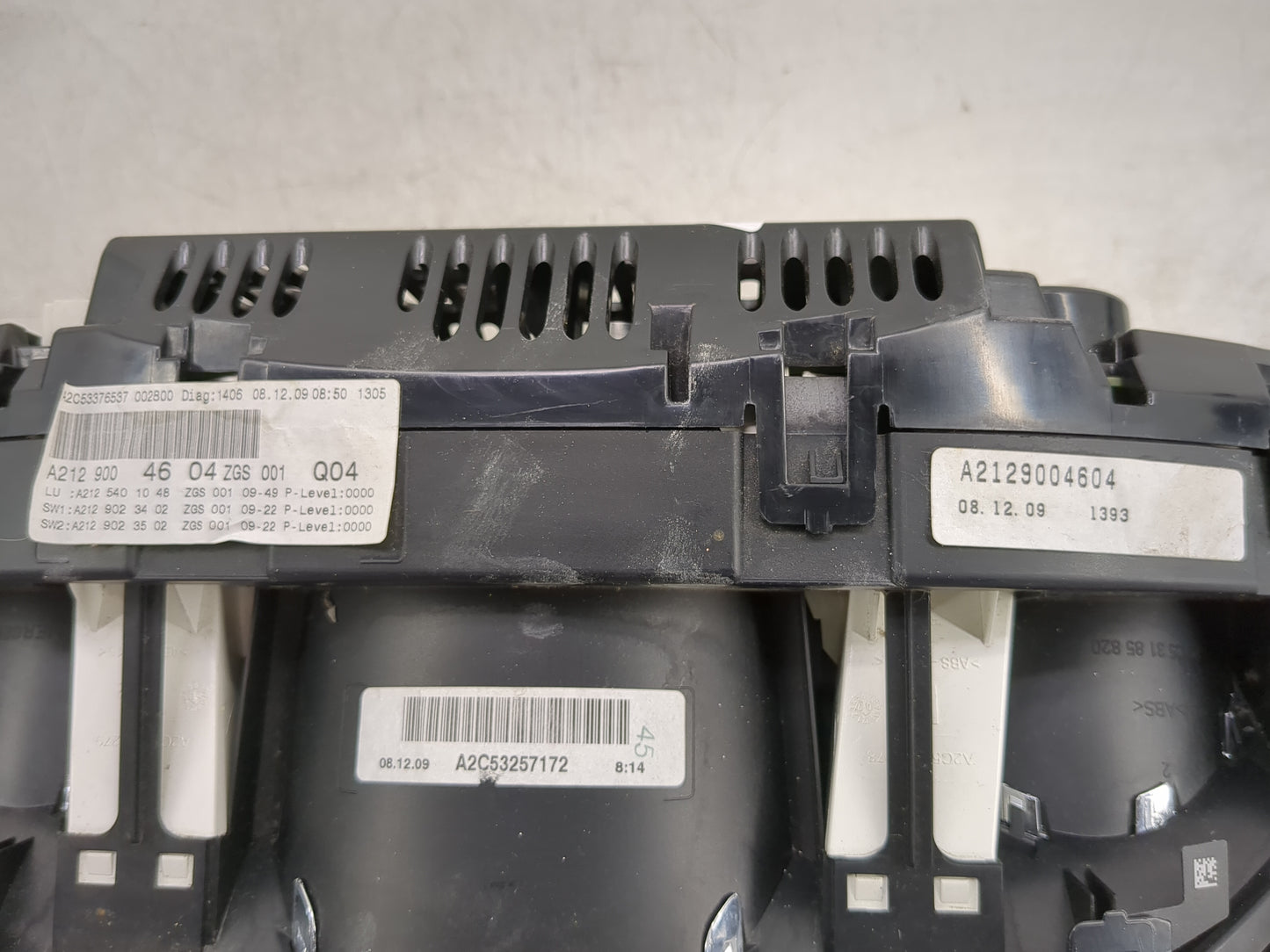 2010 Mercedes-Benz E550 Instrument Cluster Speedometer Gauges P/N:A212 900 46 04 Miles: Fits OEM Used Auto Parts - Oemusedau