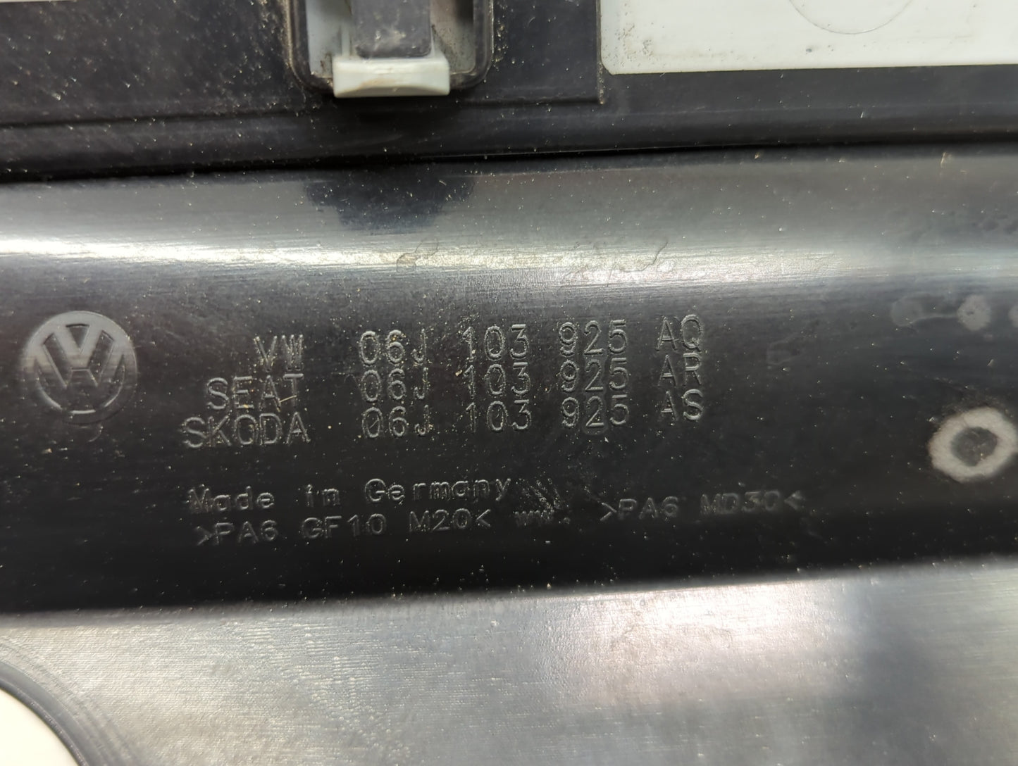 2010 Volkswagen Passat Engine Cover - Oemusedautoparts1.com