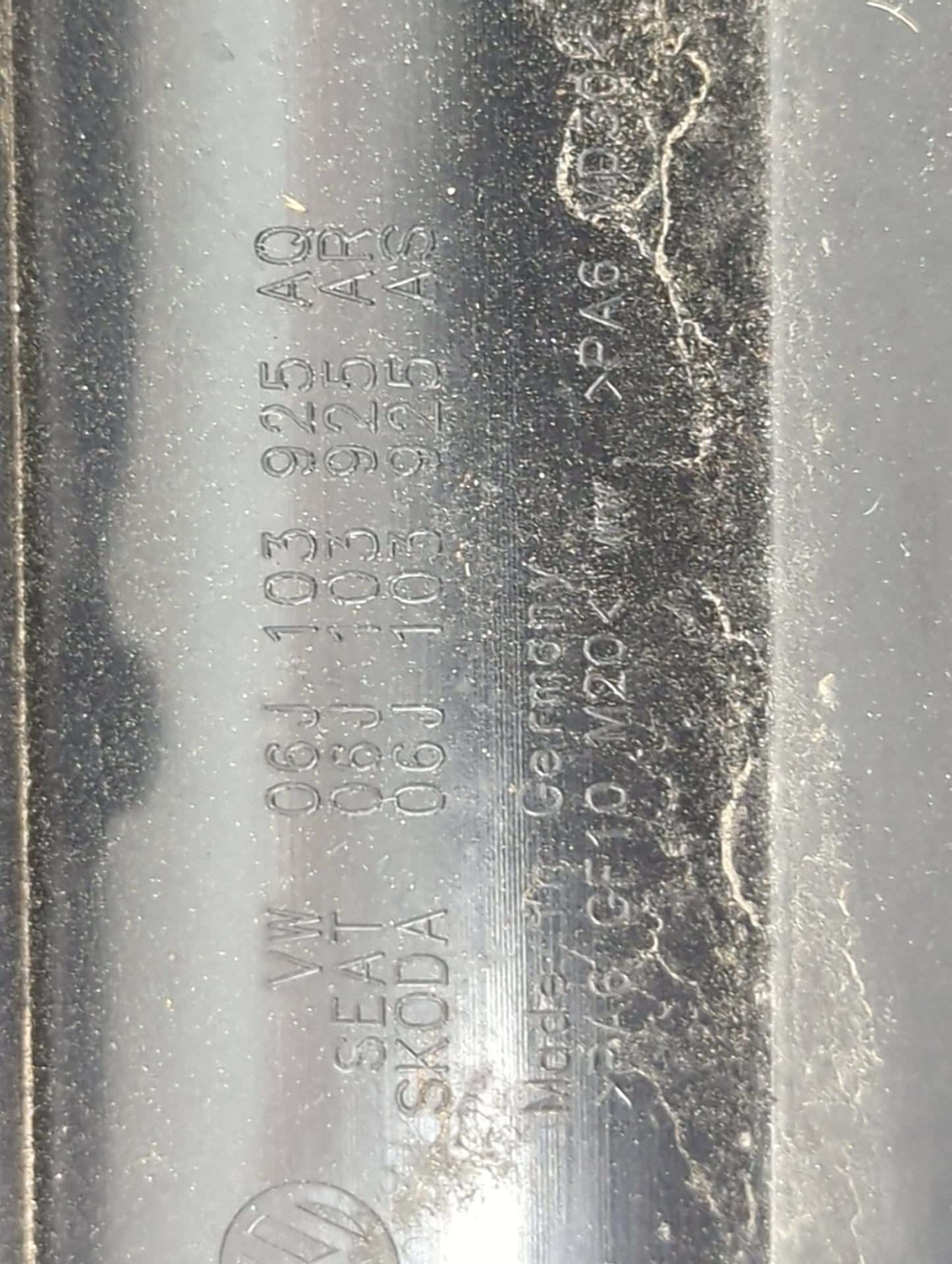 2010 Volkswagen Passat Engine Cover - Oemusedautoparts1.com