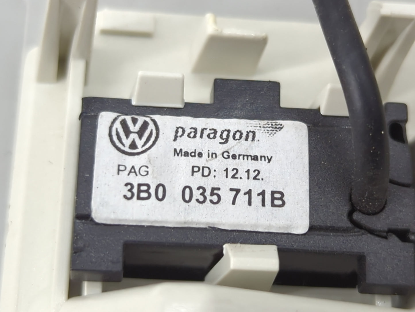 2009-2018 Volkswagen Tiguan Overhead Roof Console Light Gray - Oemusedautoparts1.com