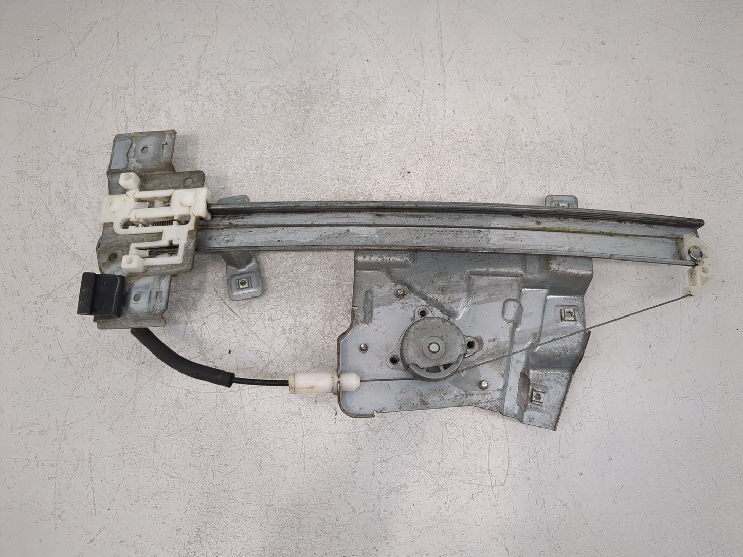 2006-2011 Buick Lucerne Driver Left Front Window Regulator 1086331 - Oemusedautoparts1.com