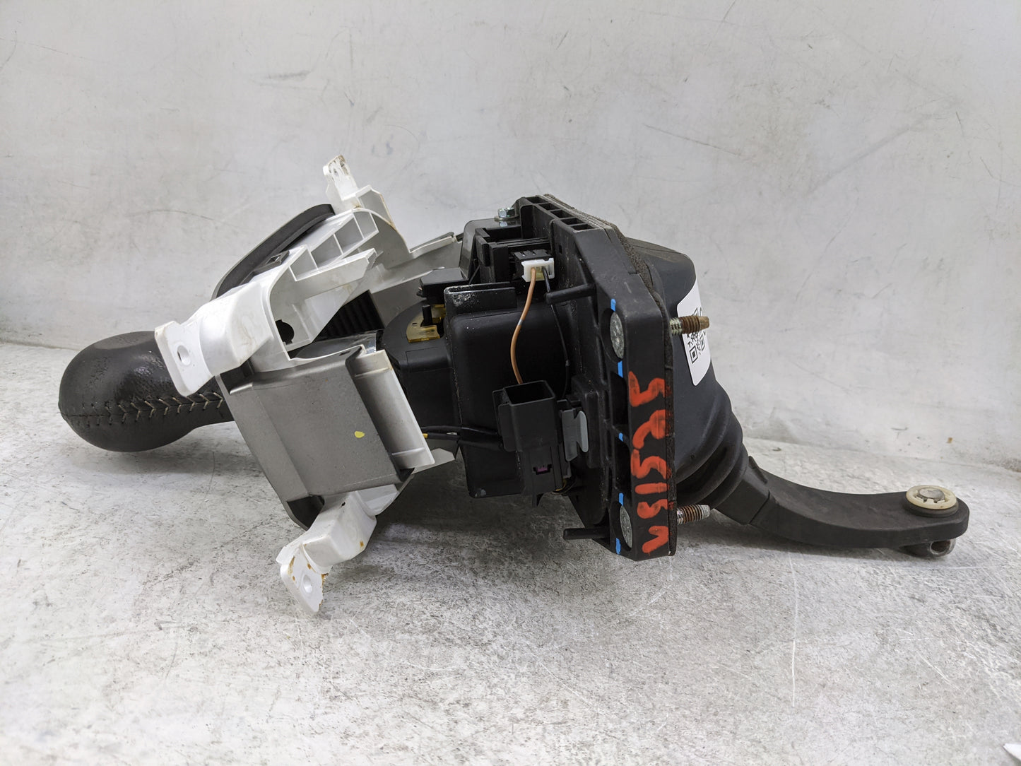 2011 Chevrolet Camaro Floor Console Assembly Shifter - Oemusedautoparts1.com