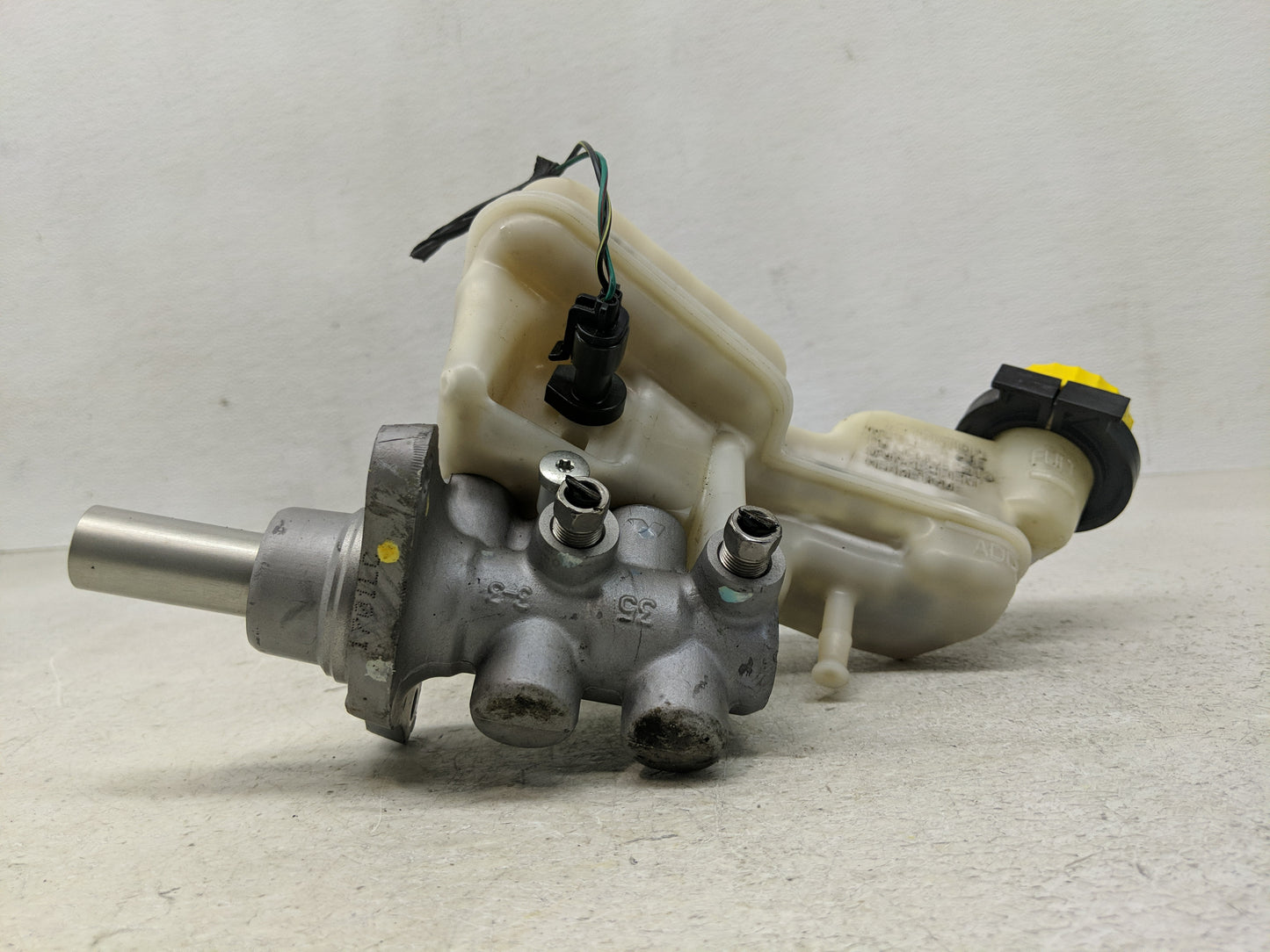 2007-2012 Dodge Caliber Brake Master Cylinder 1300376 - Oemusedautoparts1.com