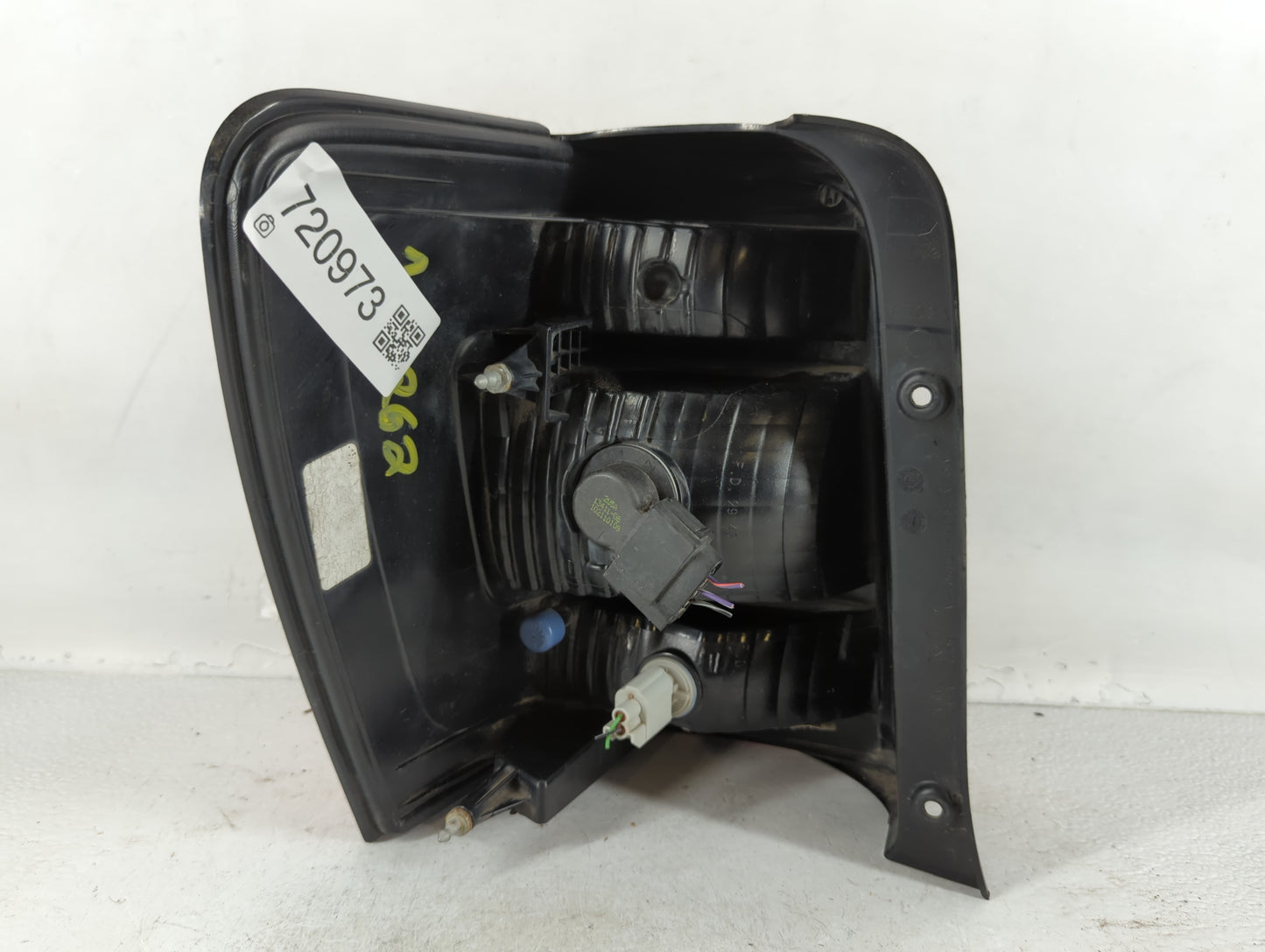 2008-2012 Ford Escape Tail Light Assembly Passenger Right OEM P/N:44ZH-1922 B Fits Fits 2008 2009 2010 2011 2012 OEM Used Au
