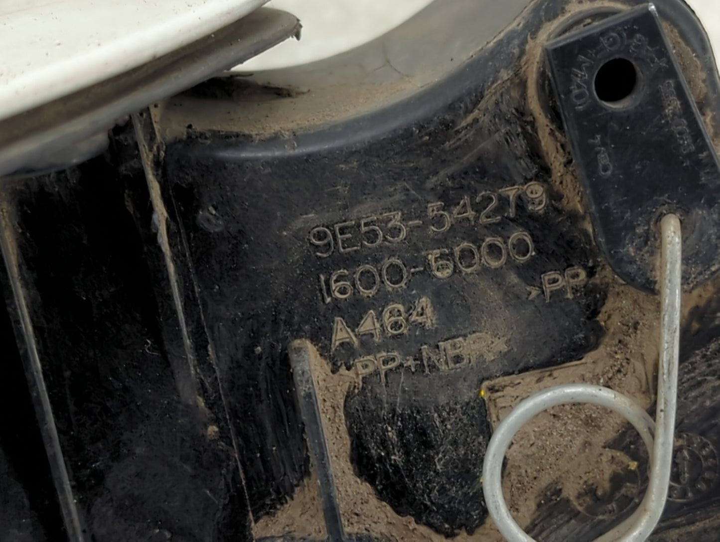2011 Ford Fusion Fuel Tank Door Lid Gas Tank White - Oemusedautoparts1.com