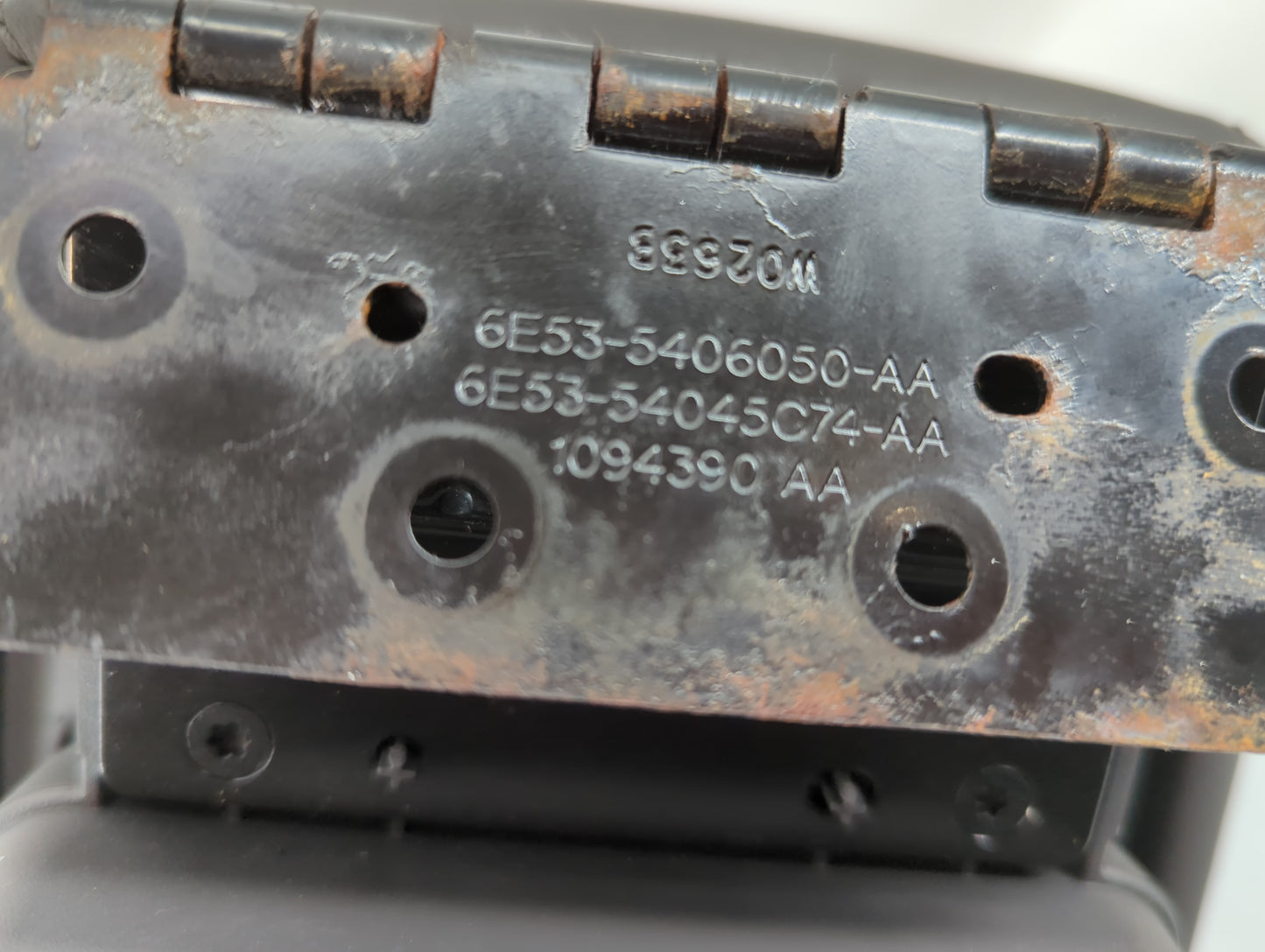 2011 Ford Fusion Center Console Armrest Cover Lid P/N:6E53-54045C74-AA 6E53-5406050-AA Fits OEM Used Auto Parts - Oemusedaut