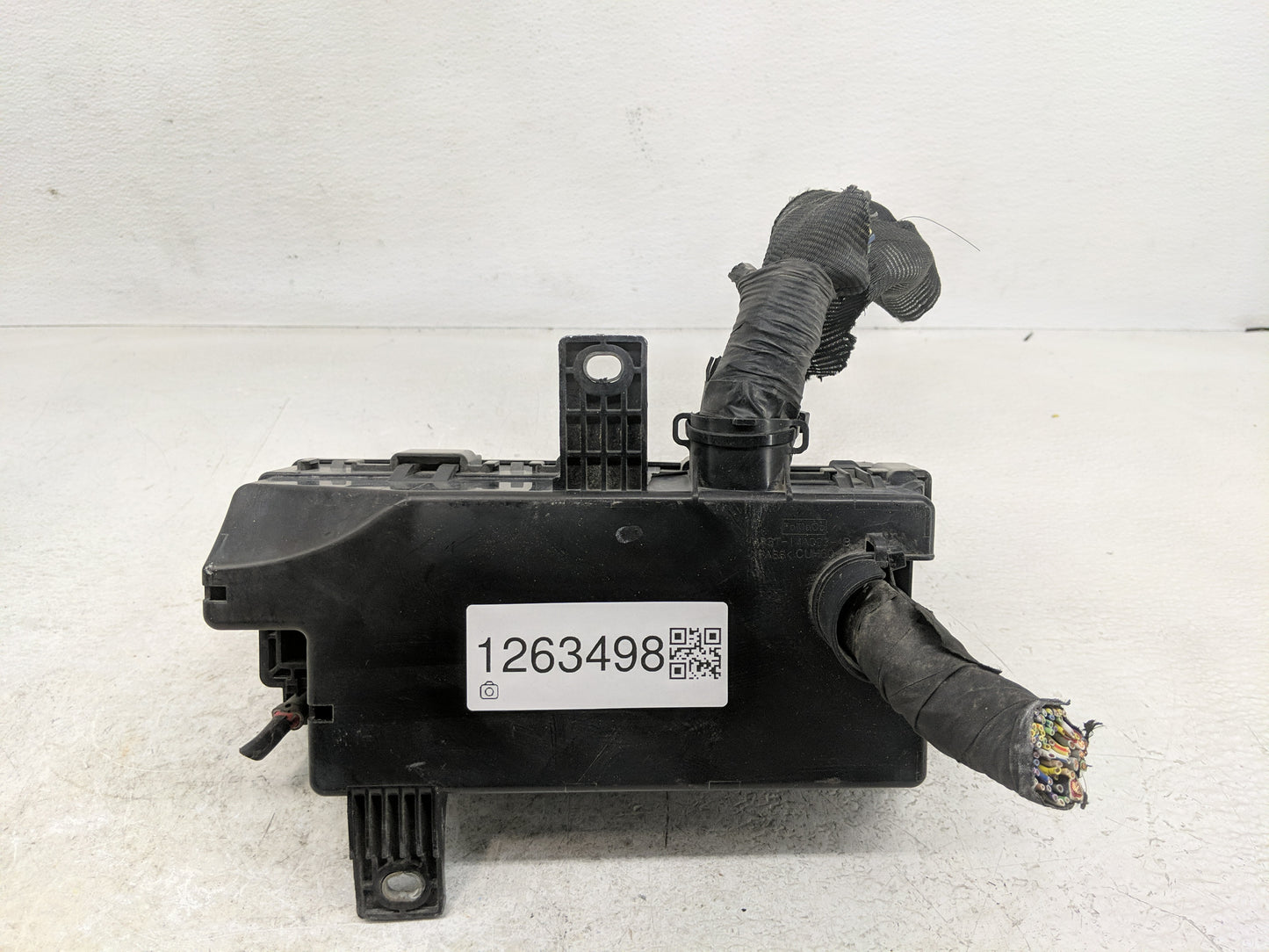 2010-2011 Ford Mustang Fusebox Fuse Box Panel Relay Module P/N:AR3T-14A003-AB Fits Fits 2010 2011 OEM Used Auto Parts - Oemu