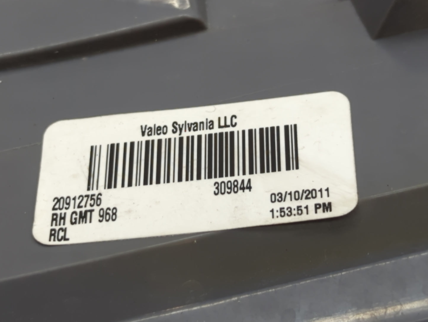 2007-2012 Gmc Acadia Rear Center Lid Brake Light Tail Light Fits Fits 2007 2008 2009 2010 2011 2012 OEM Used Auto Parts - Oe