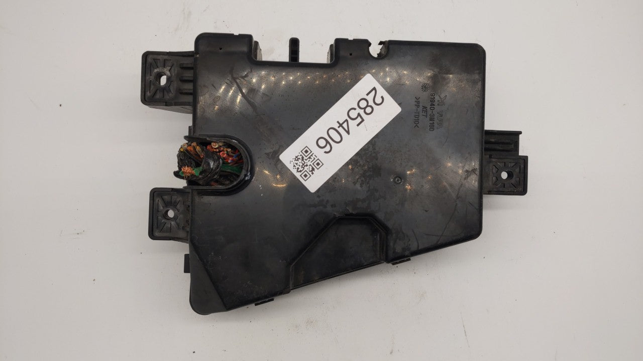 2009-2011 Hyundai Genesis Fusebox Fuse Box Panel Relay Module P/N:91290 3M102 Fits Fits 2009 2010 2011 OEM Used Auto Parts -