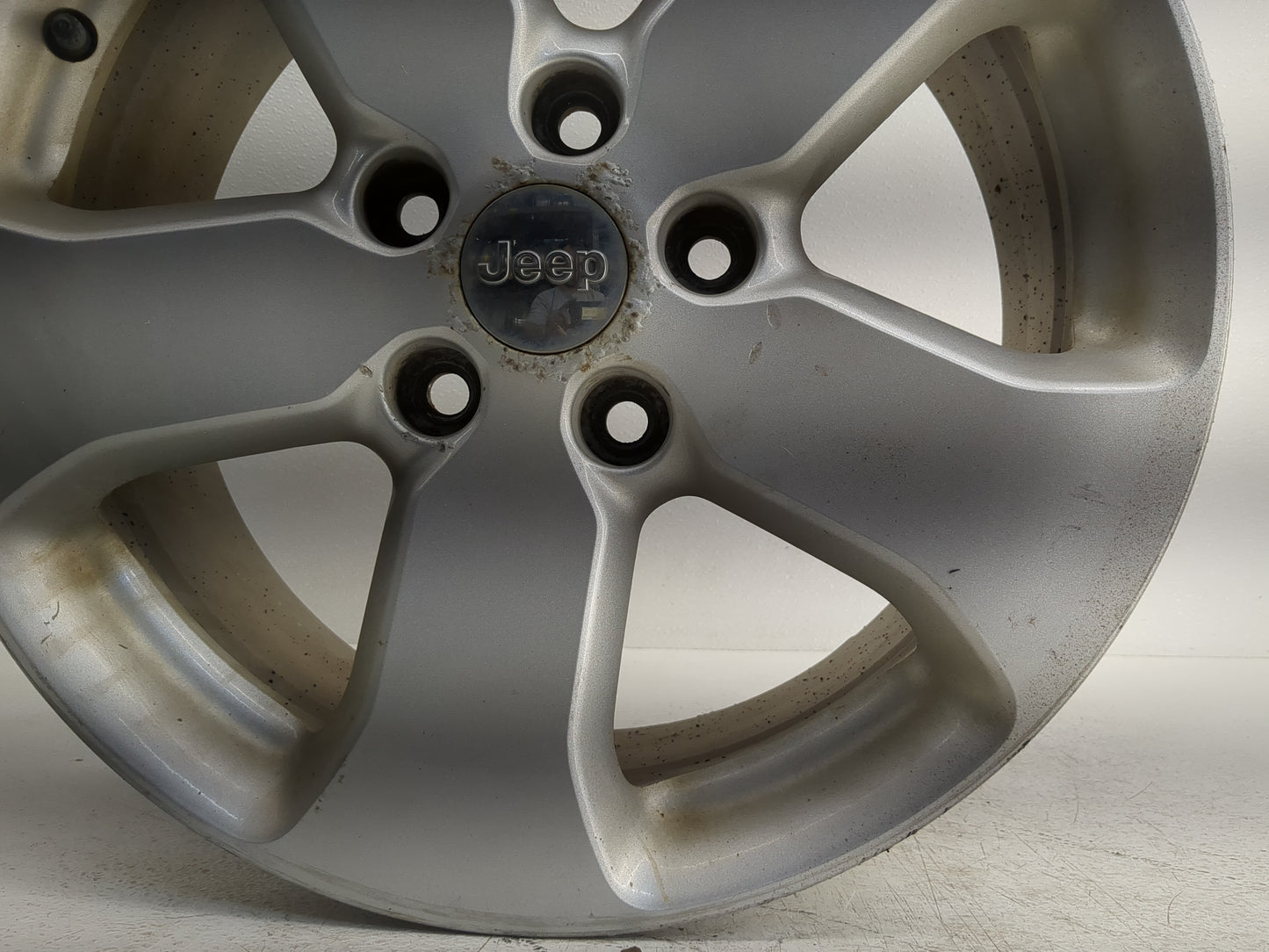 2011-2013 Jeep Grand Cherokee Oem Wheel Rim 1221025 - Oemusedautoparts1.com
