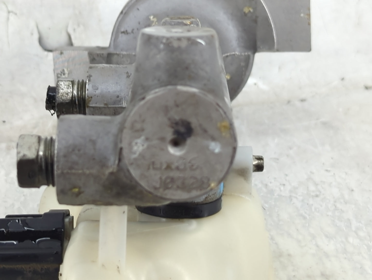 Mazda Cx9 Brake Master Cylinder 1490522 - Oemusedautoparts1.com