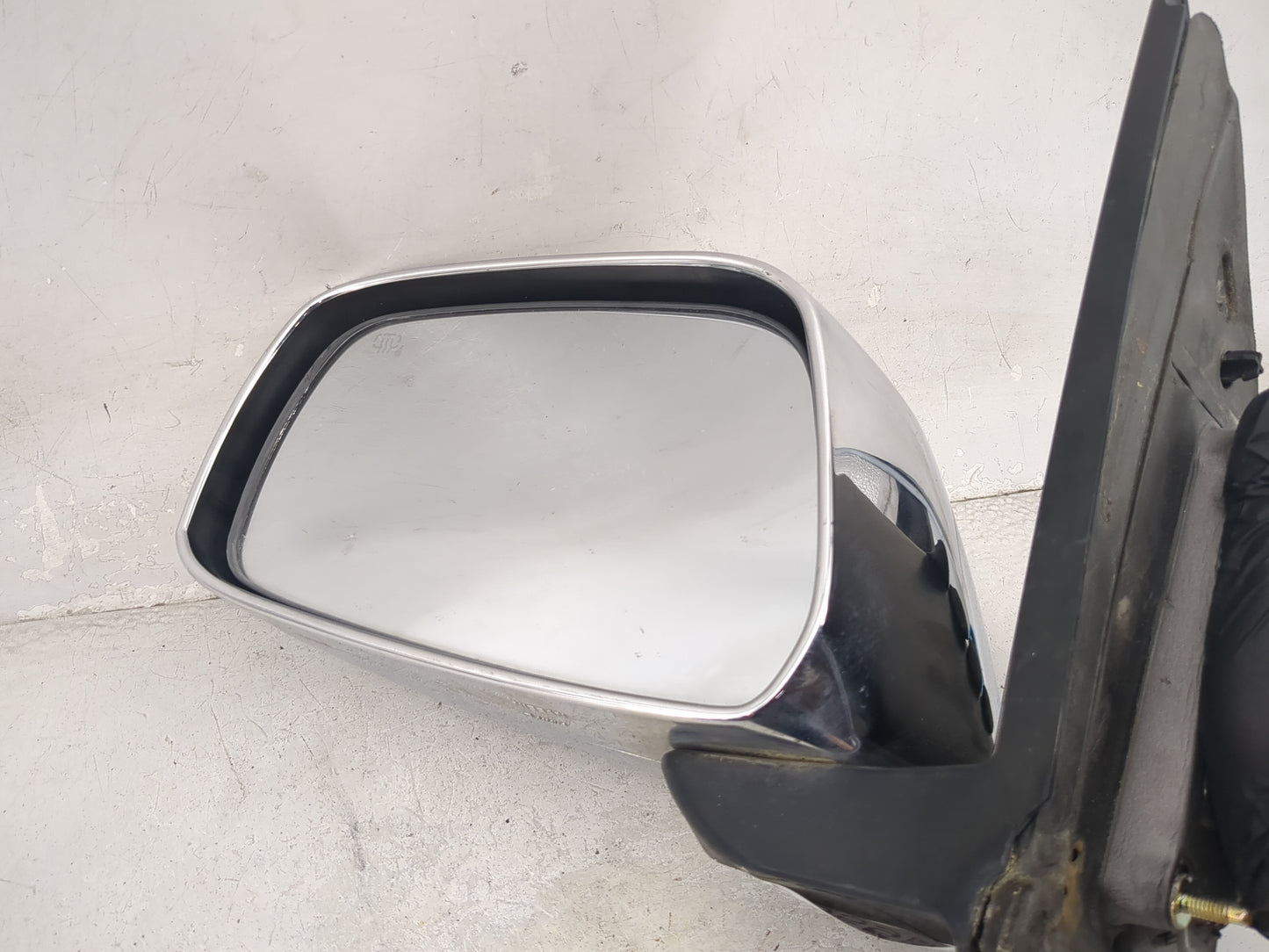 2010-2019 Nissan Frontier Driver Side View Mirror - Left Door Mirror OEM Used - Oemusedautoparts1.com
