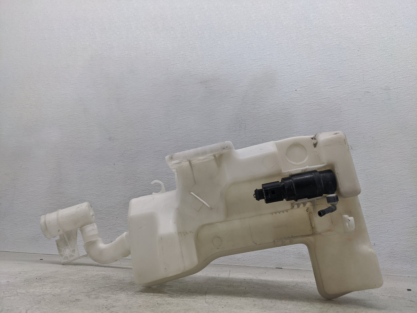 2011 Volkswagen Beetle Windshield Washer Fluid Reservoir Bottle Oem - Oemusedautoparts1.com