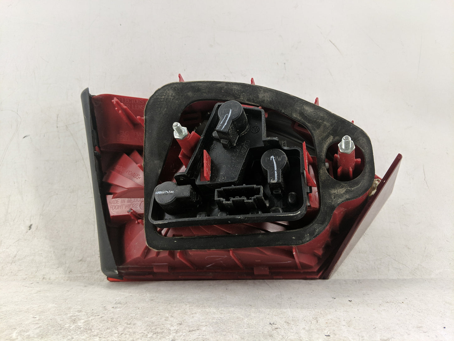 2011 Volkswagen Jetta Passenger Right Side Deck Lid Mounted Tail Light - Oemusedautoparts1.com