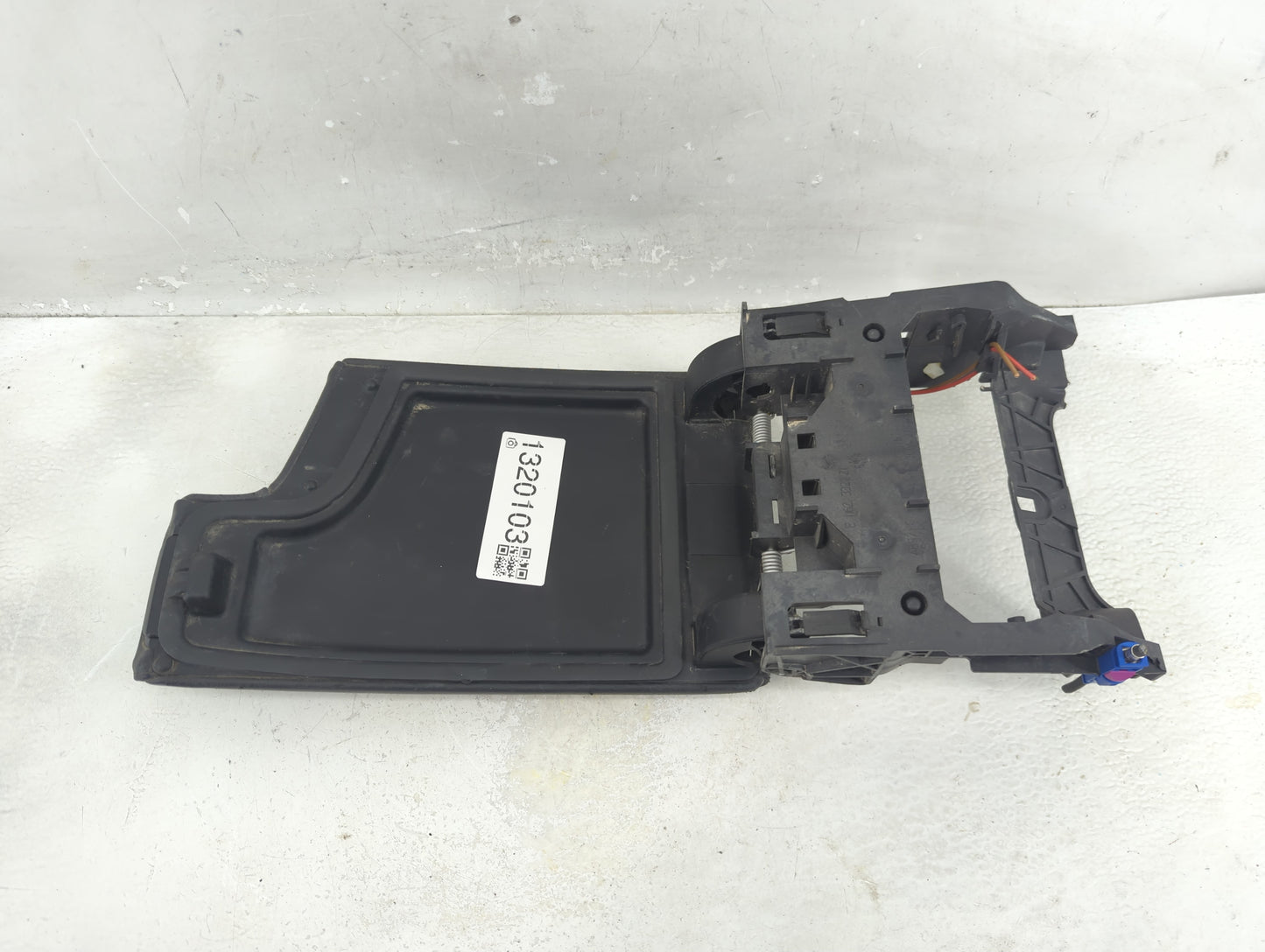 2012 Bmw 328i Center Console Armrest Cover Lid P/N:E 1162 332 21 Fits OEM Used Auto Parts - Oemusedautoparts1.com