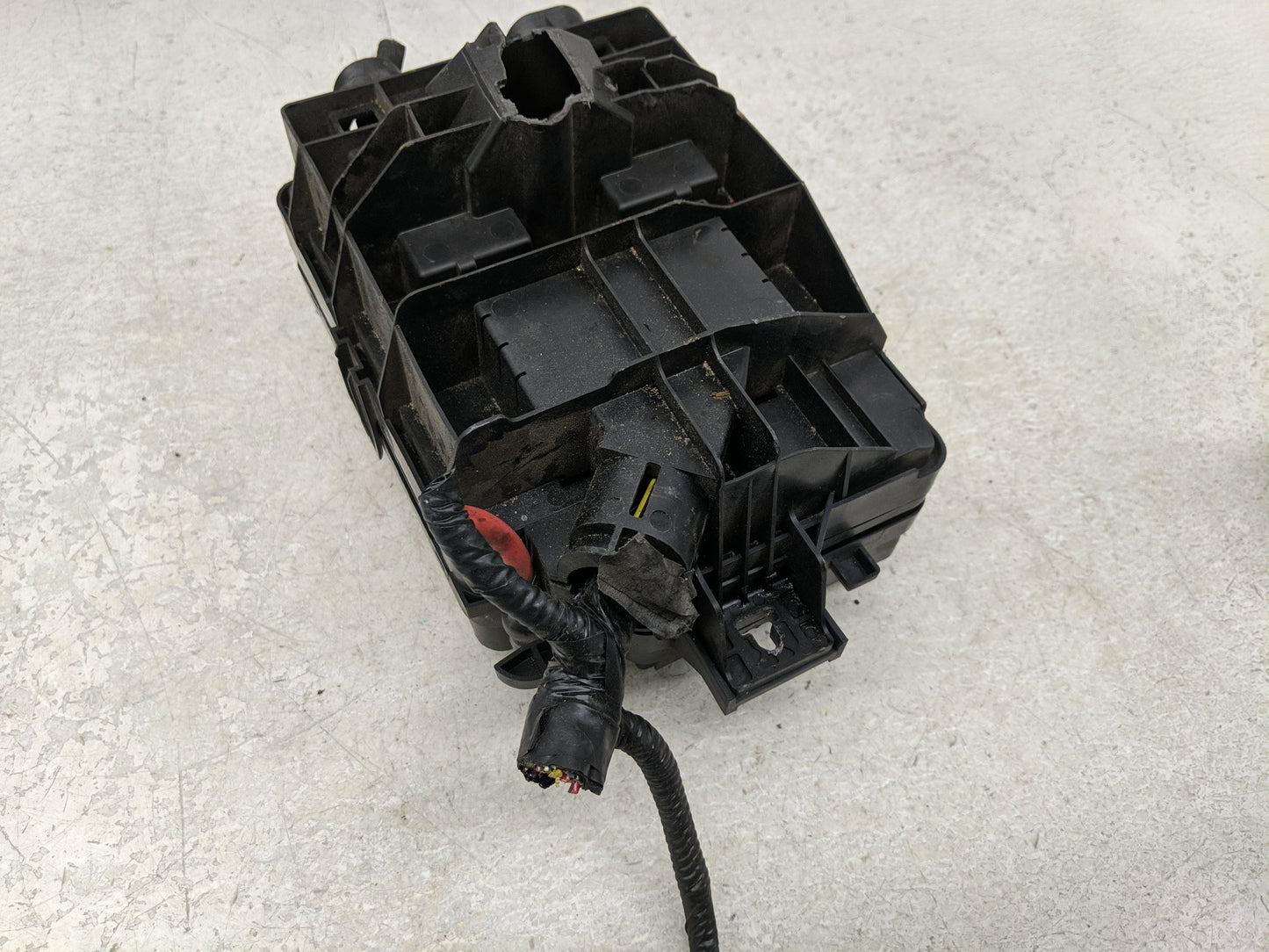 2014-2016 Chevrolet Sonic Fusebox Fuse Box Panel Relay Module P/N:95462804 95462803 Fits Fits 2014 2015 2016 OEM Used Auto P