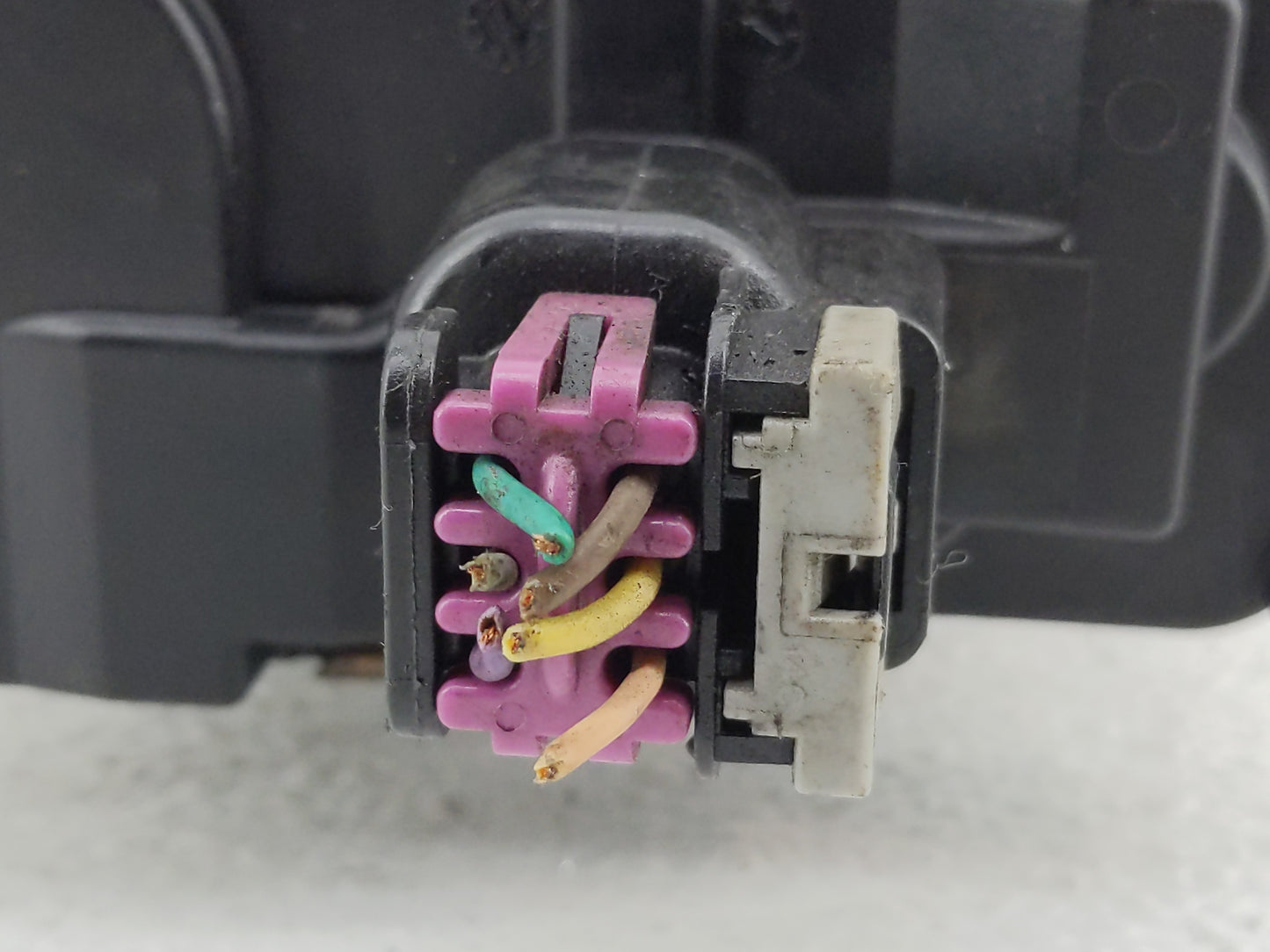 2009-2014 Chevrolet Tahoe Throttle Body P/N:RME87-3B1387 Fits Fits 2009 2010 2011 2012 2013 2014 2015 OEM Used Auto Parts -