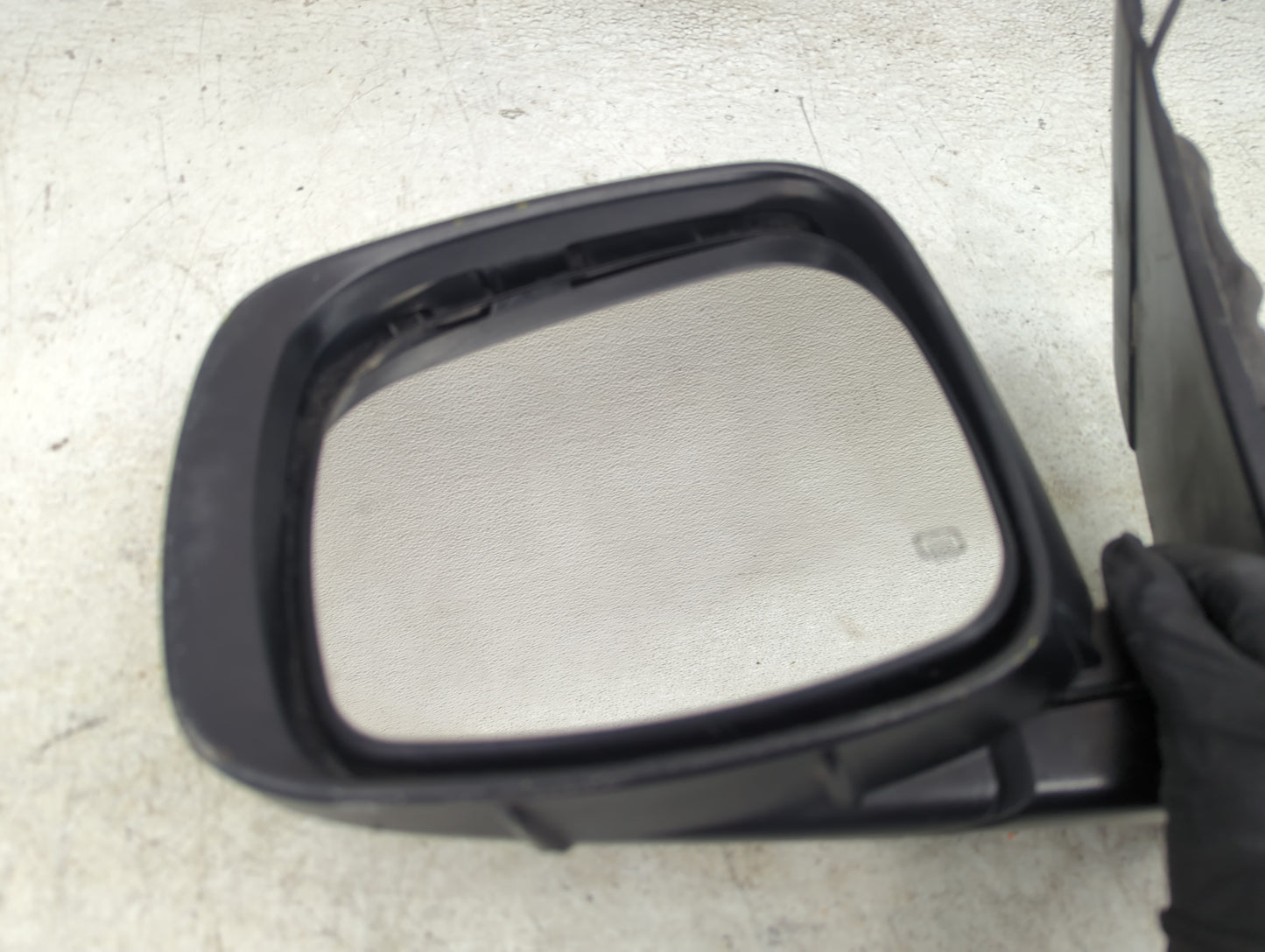 2011-2016 Chrysler Town & Country Driver Side View Mirror - Left Door Mirror OEM Used - Oemusedautoparts1.com