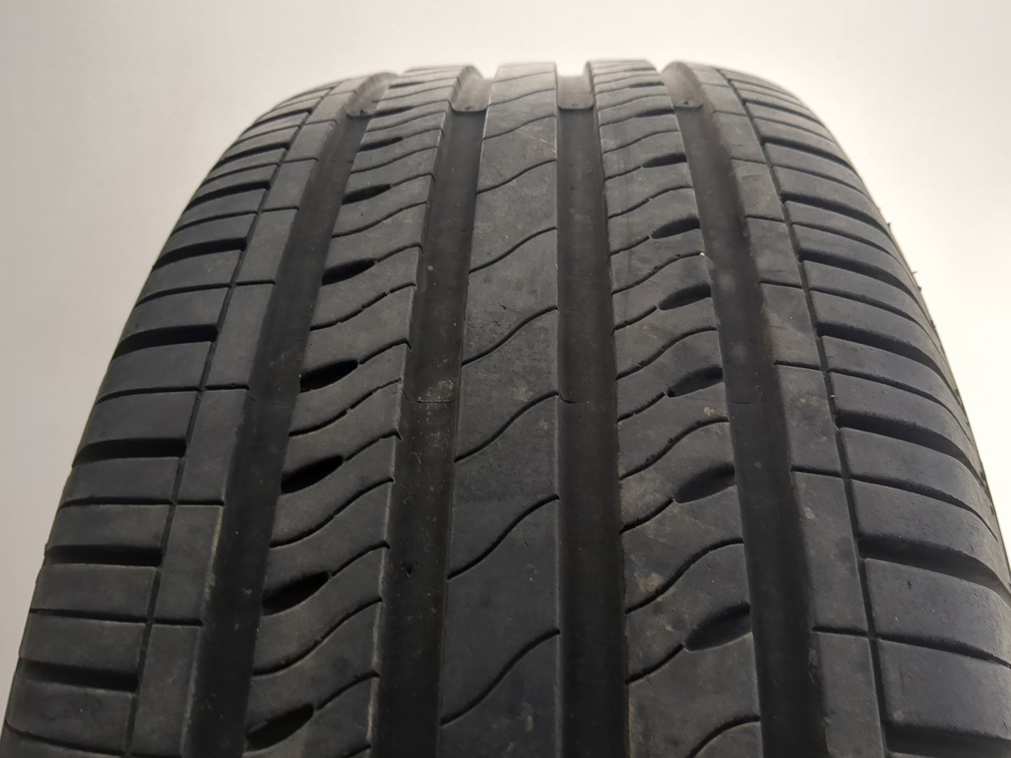 Used Tire 235/60R16 STARFIRE SOLARUS AS 100T - Tread Depth 8/32 - Oemusedautoparts1.com