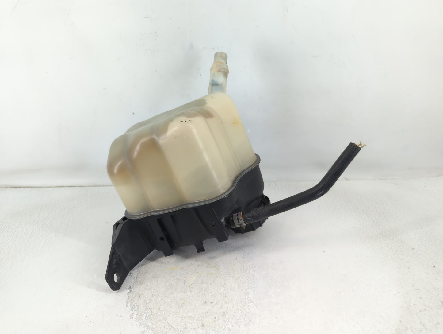 2012-2019 Ford Taurus Radiator Coolant Overflow Expansion Tank Bottle 792271 - Oemusedautoparts1.com