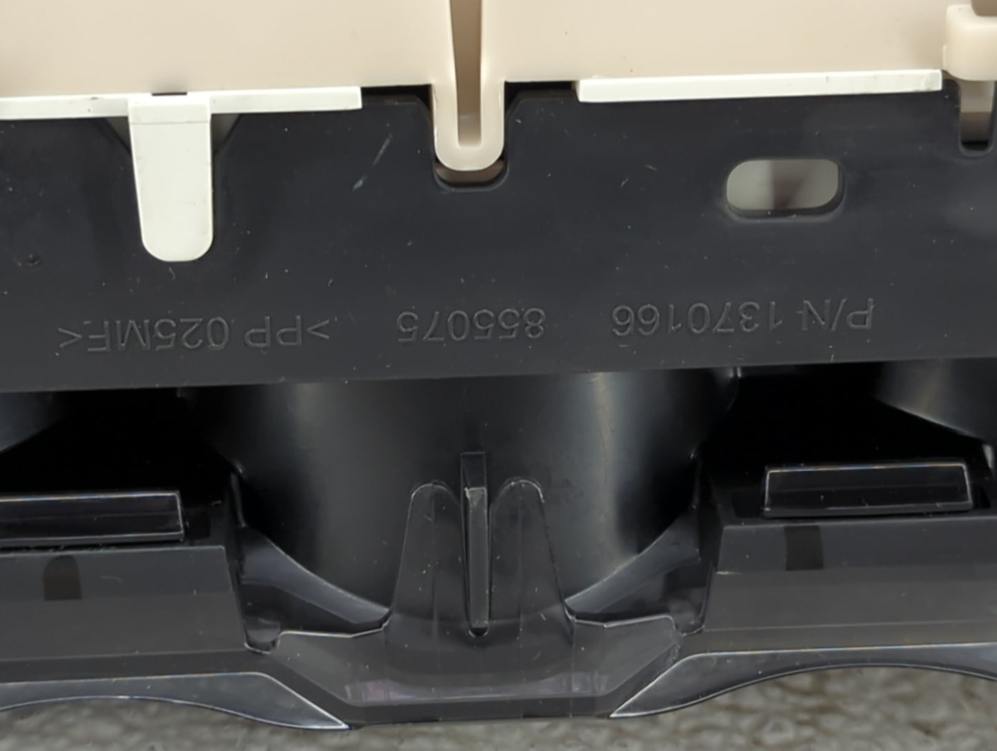 2011-2012 Gmc Acadia Instrument Cluster Speedometer Gauges P/N:13701665 855075 Fits Fits 2011 2012 OEM Used Auto Parts - Oem