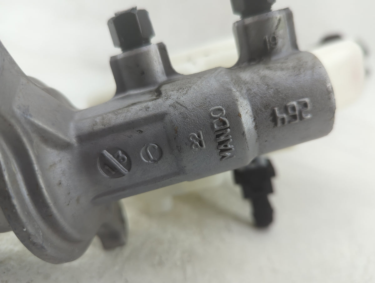 2010-2012 Hyundai Santa Fe Brake Master Cylinder - Oemusedautoparts1.com