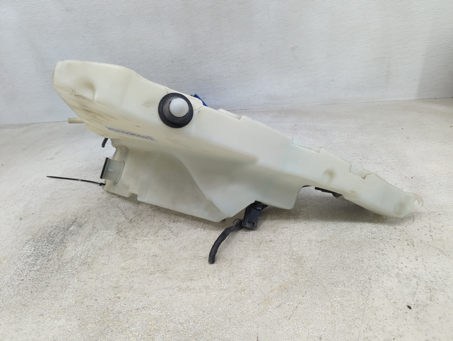 2010-2019 Jaguar Xj Windshield Washer Fluid Reservoir Bottle 1409693 - Oemusedautoparts1.com