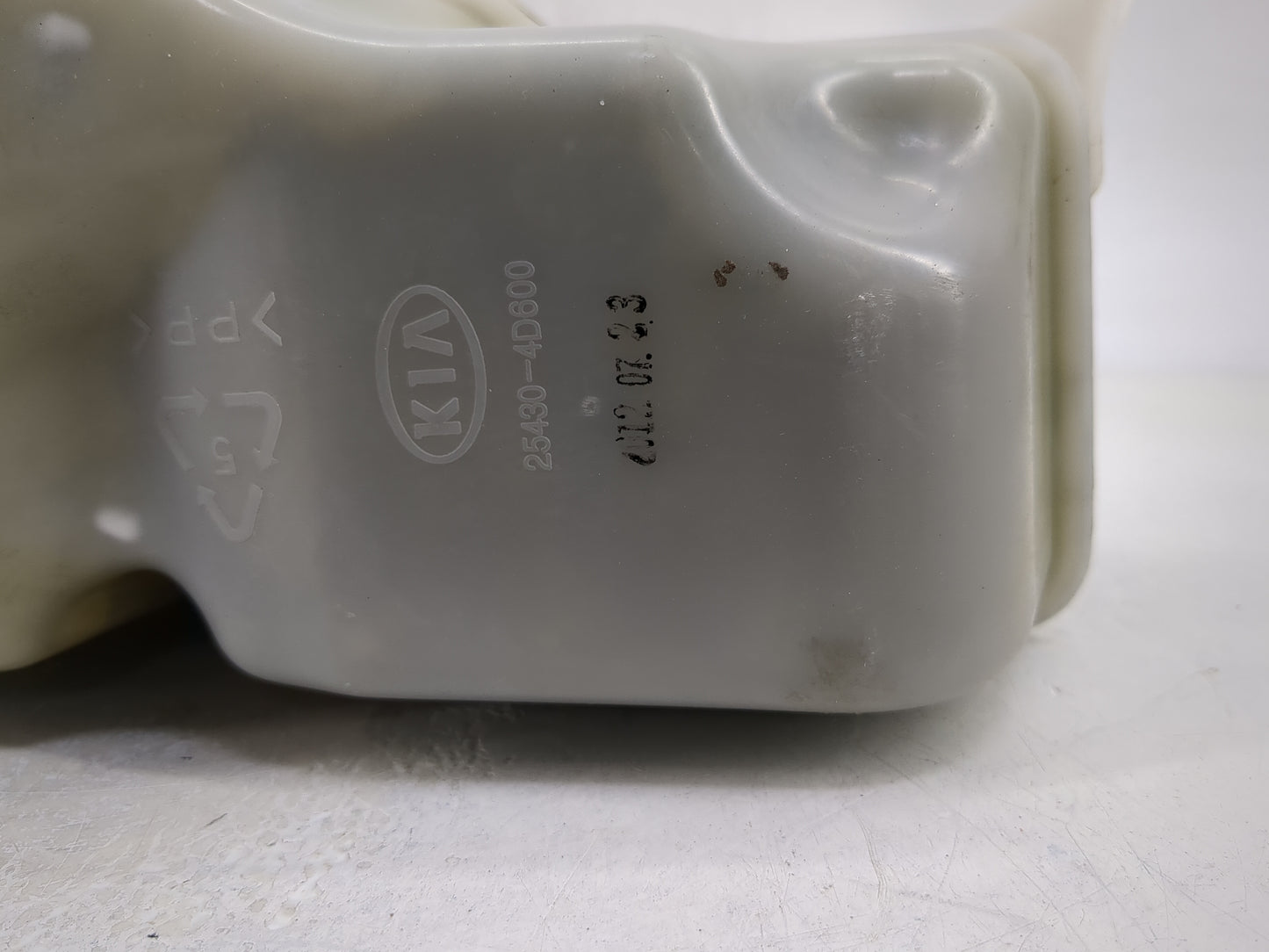 2006-2014 Kia Sedona Radiator Coolant Overflow Expansion Tank Bottle 1369152 - Oemusedautoparts1.com